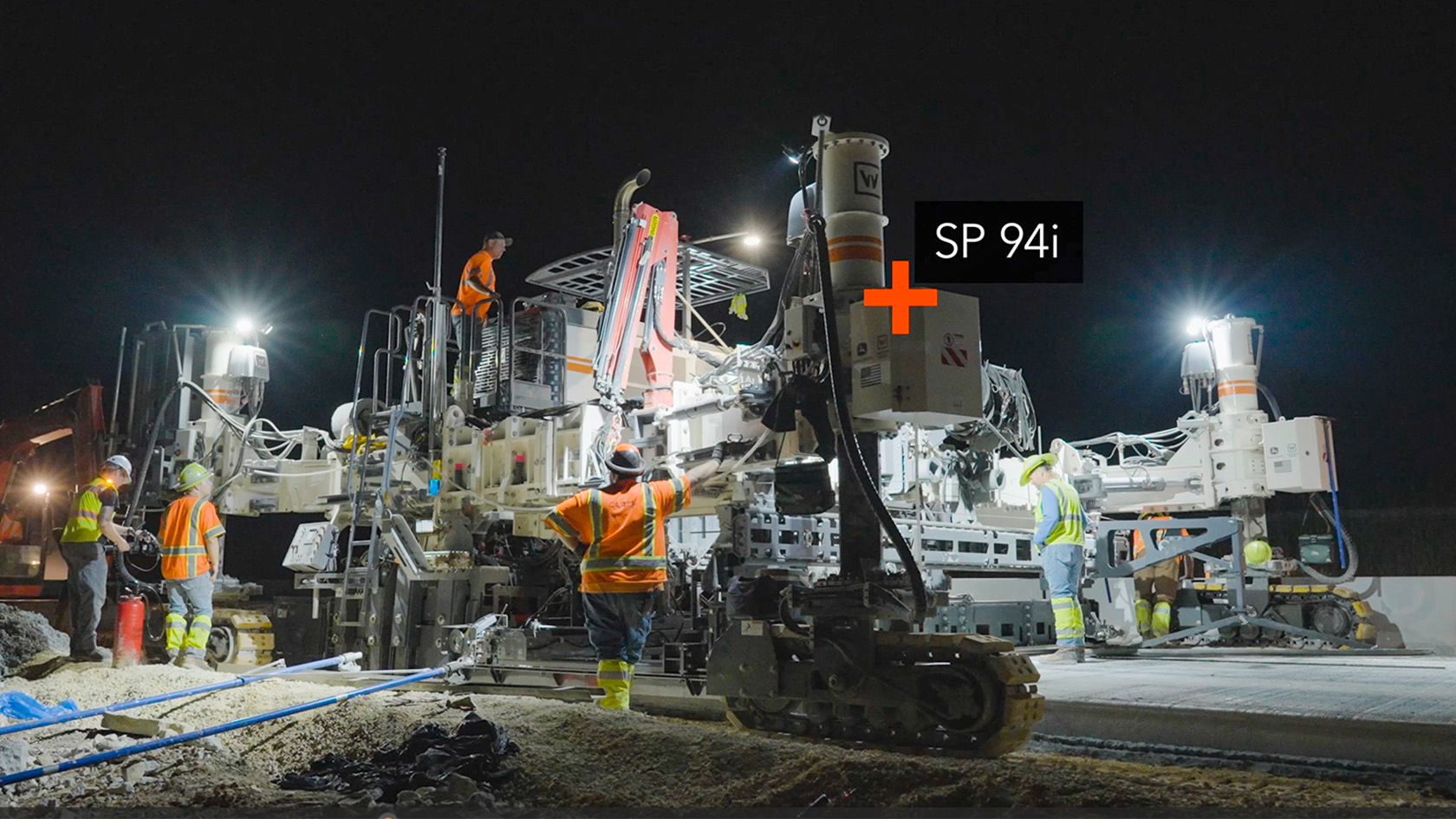 The Wirtgen SP 94i can be equipped with a machine-integrated dowel bar inserter. 