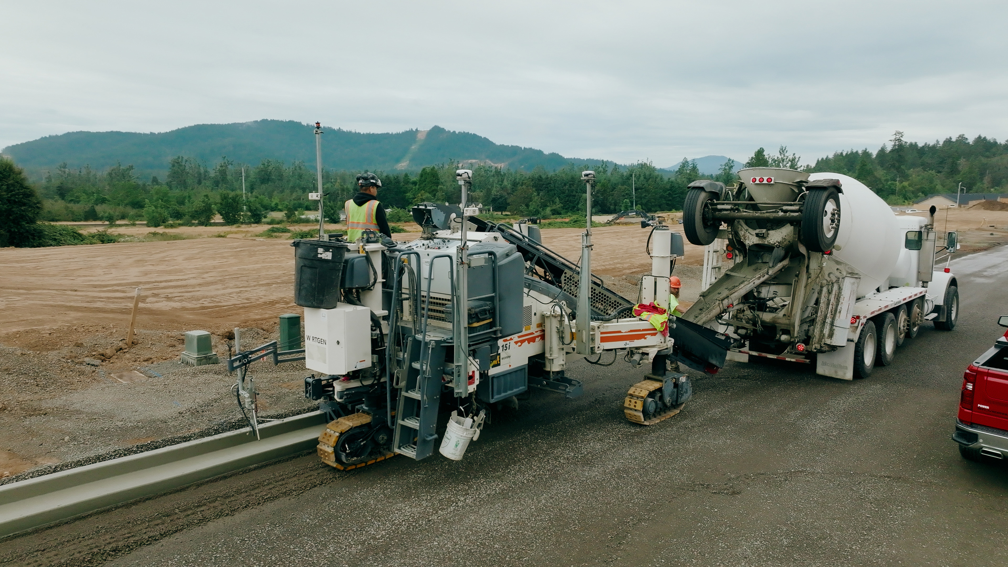The Wirtgen slipform paver produced kerbs and gutter profiles with a length of over 730 m for the new residential development in Springfield.