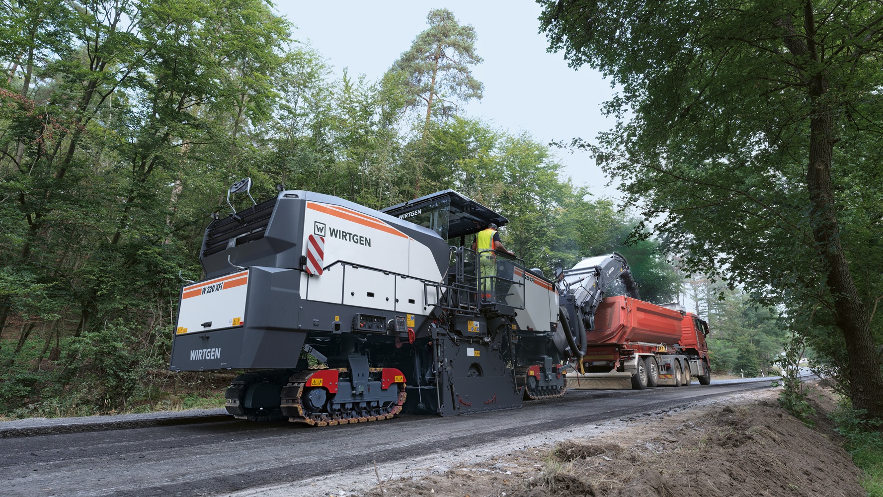 The Mill Assist machine control system automatically keeps the speed of the John Deere JD18L engine as low as possible.