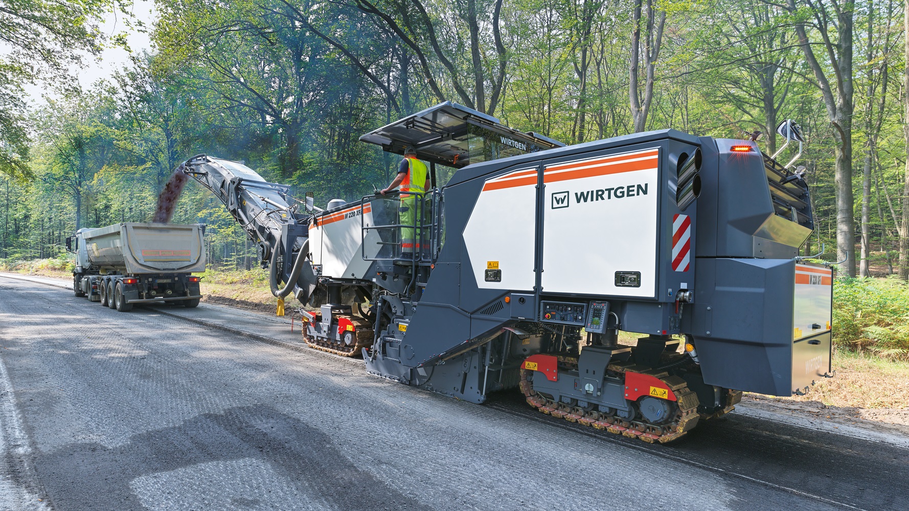 The W 220 XFi cold milling machine from Wirtgen offers high productivity and low specific carbon emissions in all applications.