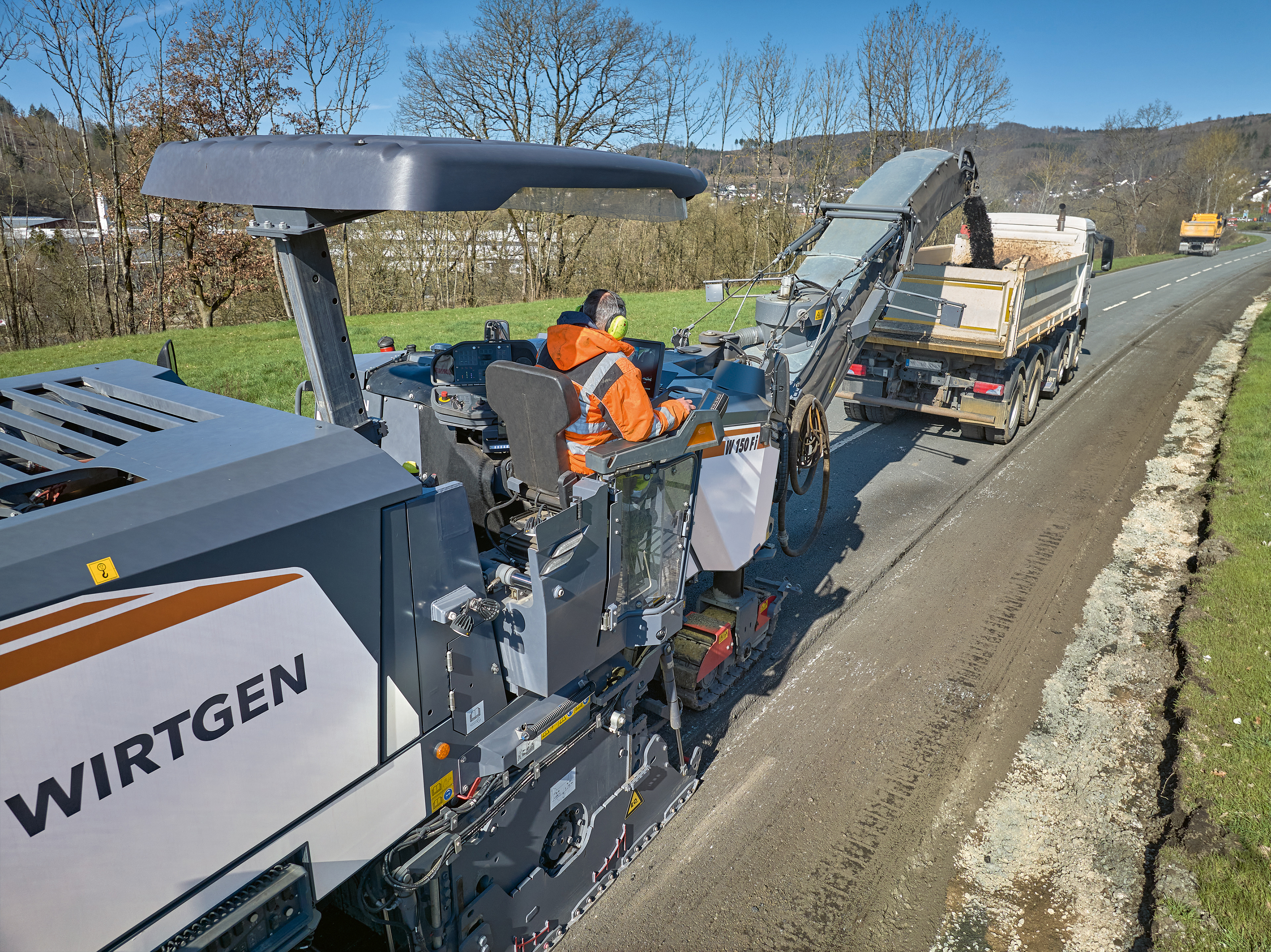 The Wirtgen compact milling machine W 150 F unites high productivity and compact dimensions.