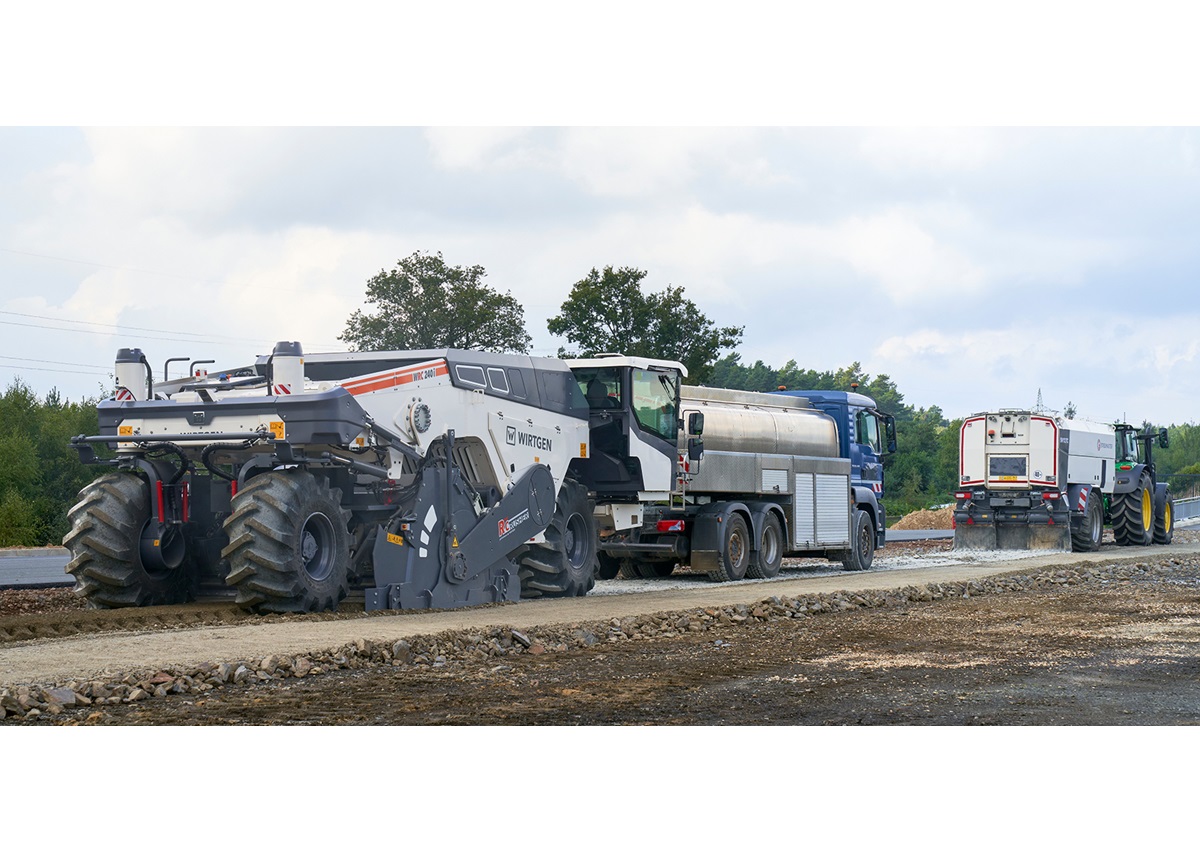 The Wirtgen Rock Crusher 240(i) enables the crushing, processing and homogenisation of hard core, concrete fragments, cobblestones and stony ground.