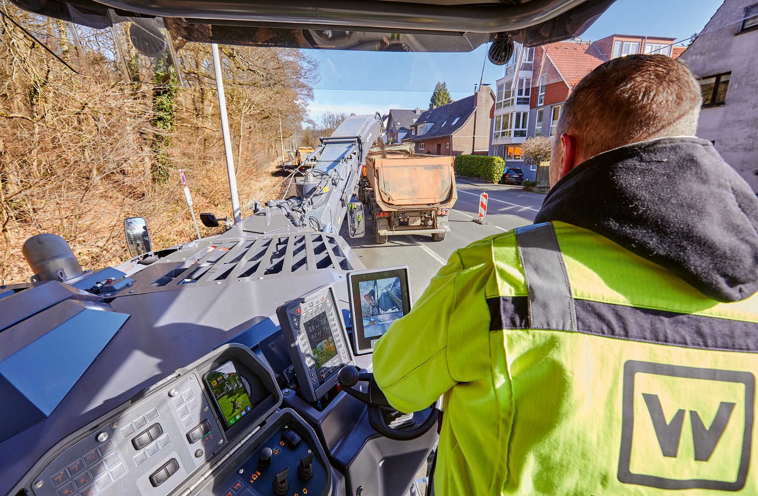 The new operating concept of the Wirtgen F-Series compact milling machines delivers impressive all-round visibility.