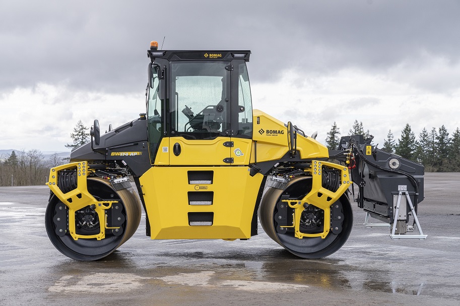 BW 154 and BW 174 pivot-steered tandem rollers: Bomag's new model family sets new  standards in terms of performance, overview and ease of operation.