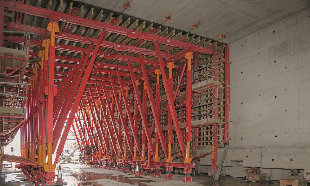 The 160 m long tunnel was cast monolithically in a total of nine sections - with only one VTC Tunnel Formwork Carriage.