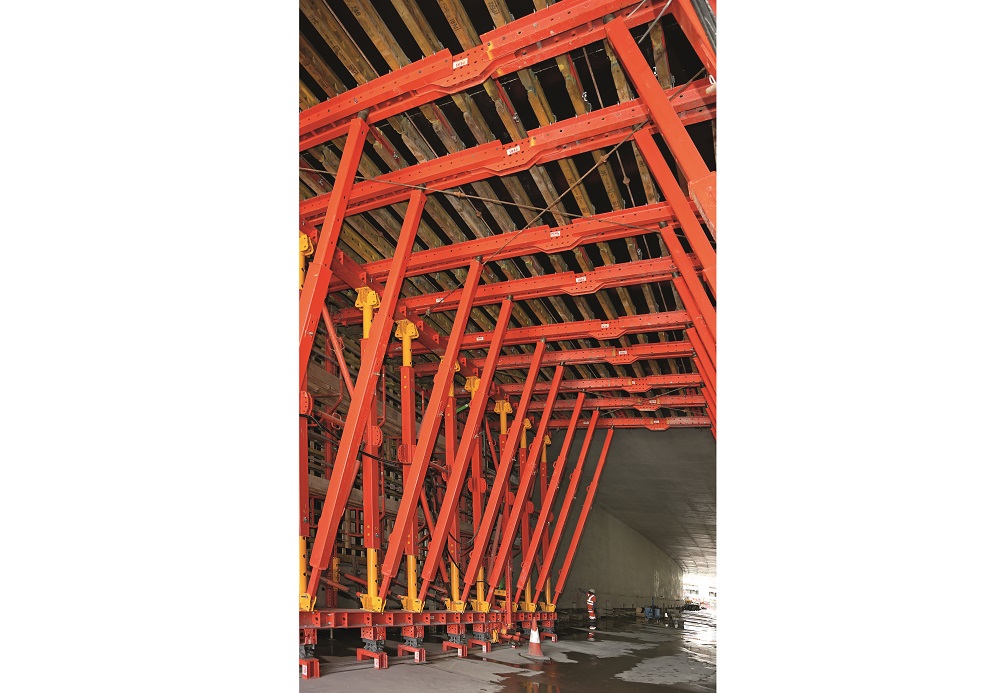 With a customised VTC Tunnel Formwork Carriage, consisting of standard components from the VARIOKIT Engineering Construction Kit in combination with GT 24 Girders and Battens in different lengths, the project requirements could be met.