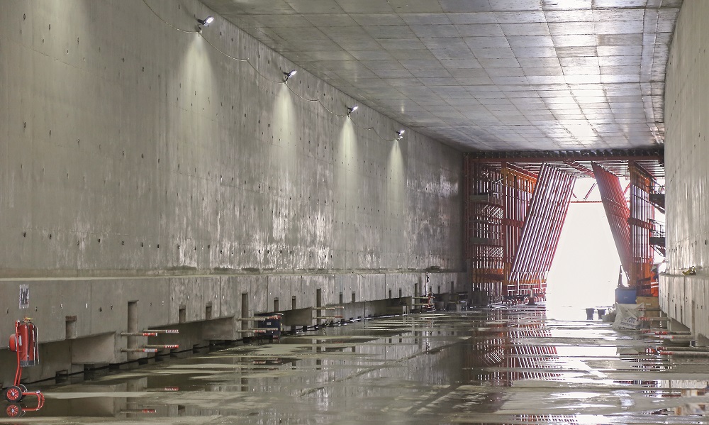 With the help of the VTC Tunnel Formwork Carriage used, both undersides and inner slabs could be quickly and safely struck at the same time.