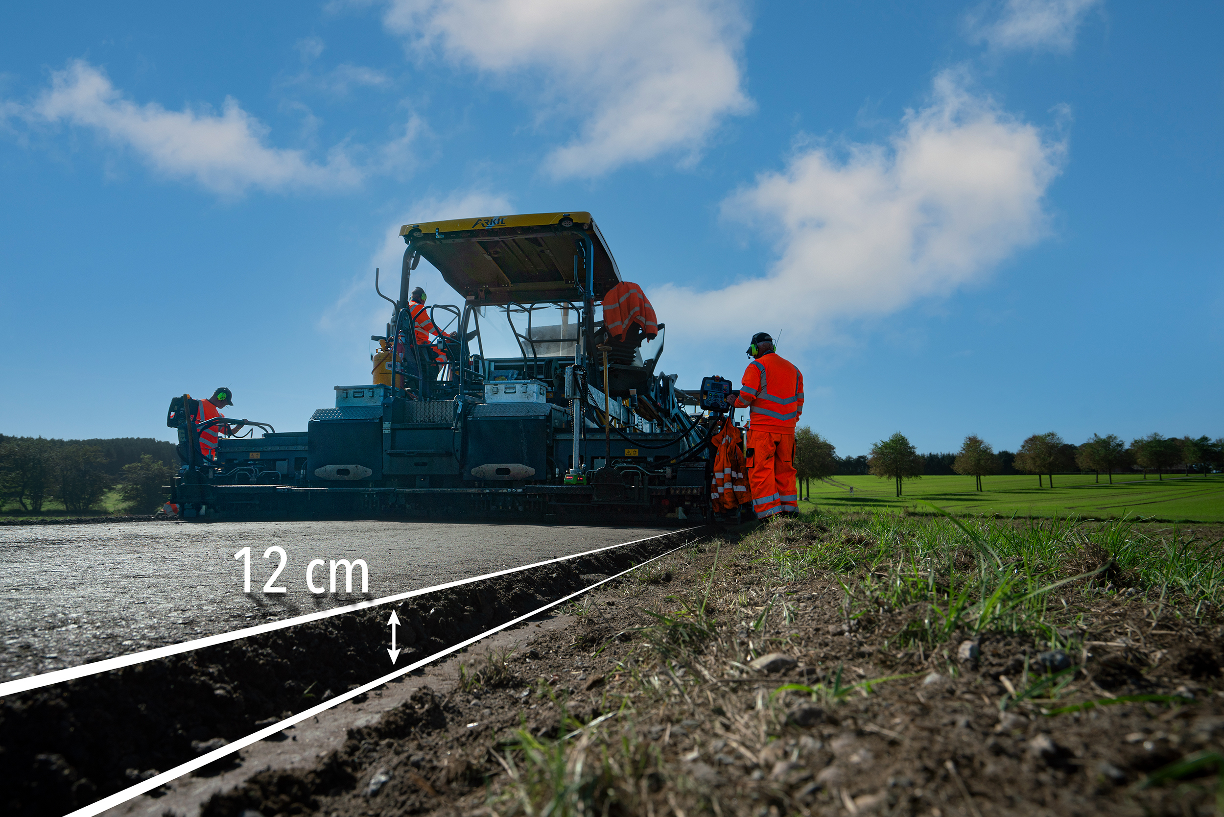 The versatility and durability of BSM have been proven on decades of projects around the globe. The required minimum thickness for a sustainable BSM base layer is 10 cm, in Silkeborg, the SUPER 2100-2i paved the material with a thickness of 12 cm.