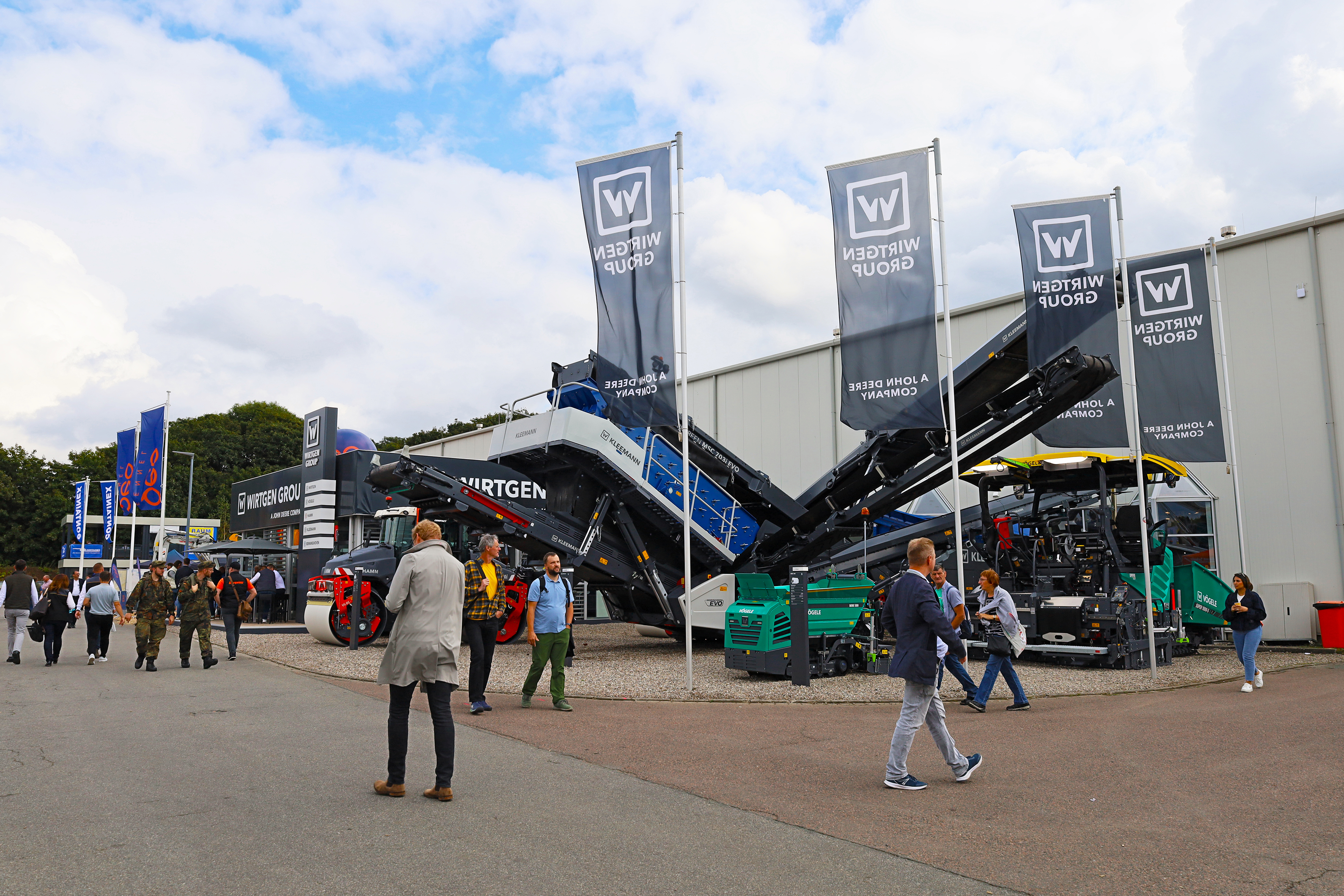In addition to classical road construction equipment such as a Wirtgen milling machine, Vögele pavers and Hamm rollers, the centre of attention at NordBau 2025 was the MOBISCREEN MSC 703 EVO mobile classifying screen from Kleemann.