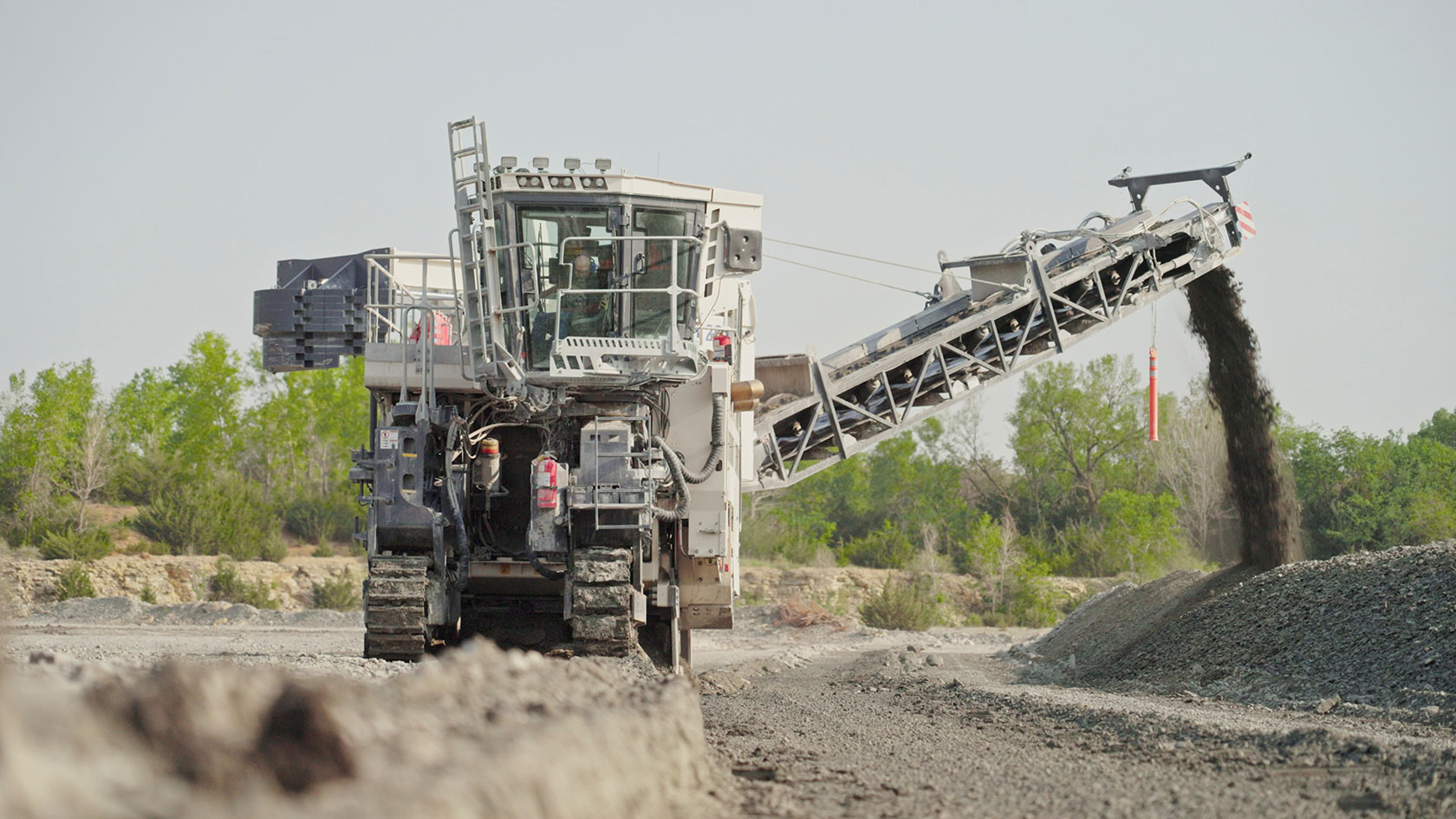 The 280 SM(i) cuts limestone with a uniaxial compressive strength of 110 MPa at a rate of 400 tons/hour. 