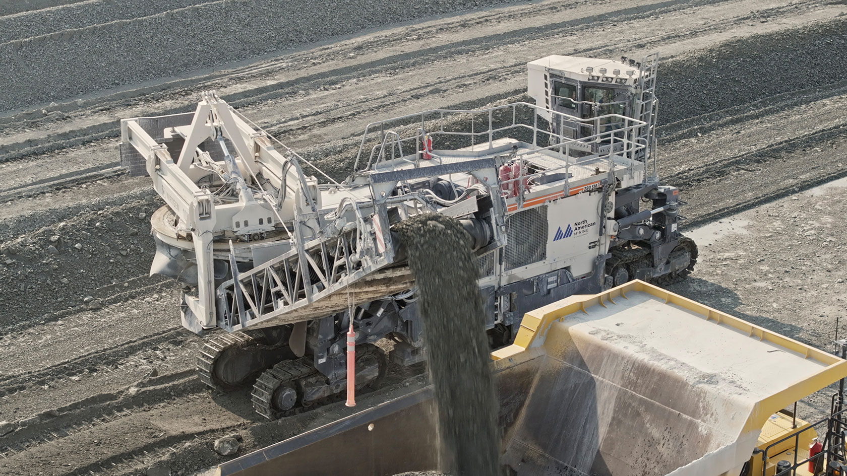 Continuous direct loading of 70-ton mining dump trucks is no problem at all for the Wirtgen Surface Miner.