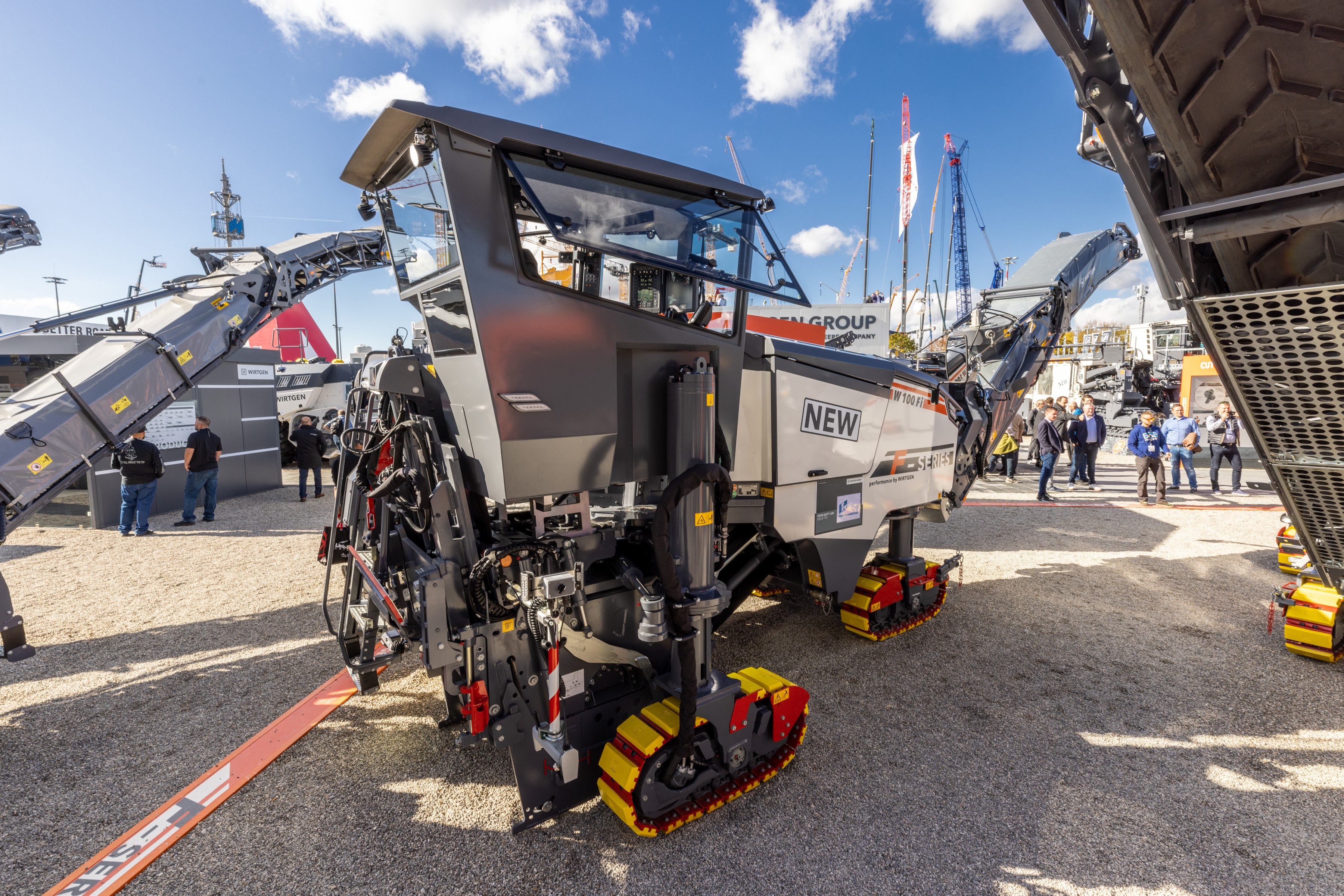 Wirtgen presented, among other products, its compact milling machines with comfort cabin. These are the world’s first cold milling machines in this machine class to be offered with a cabin.