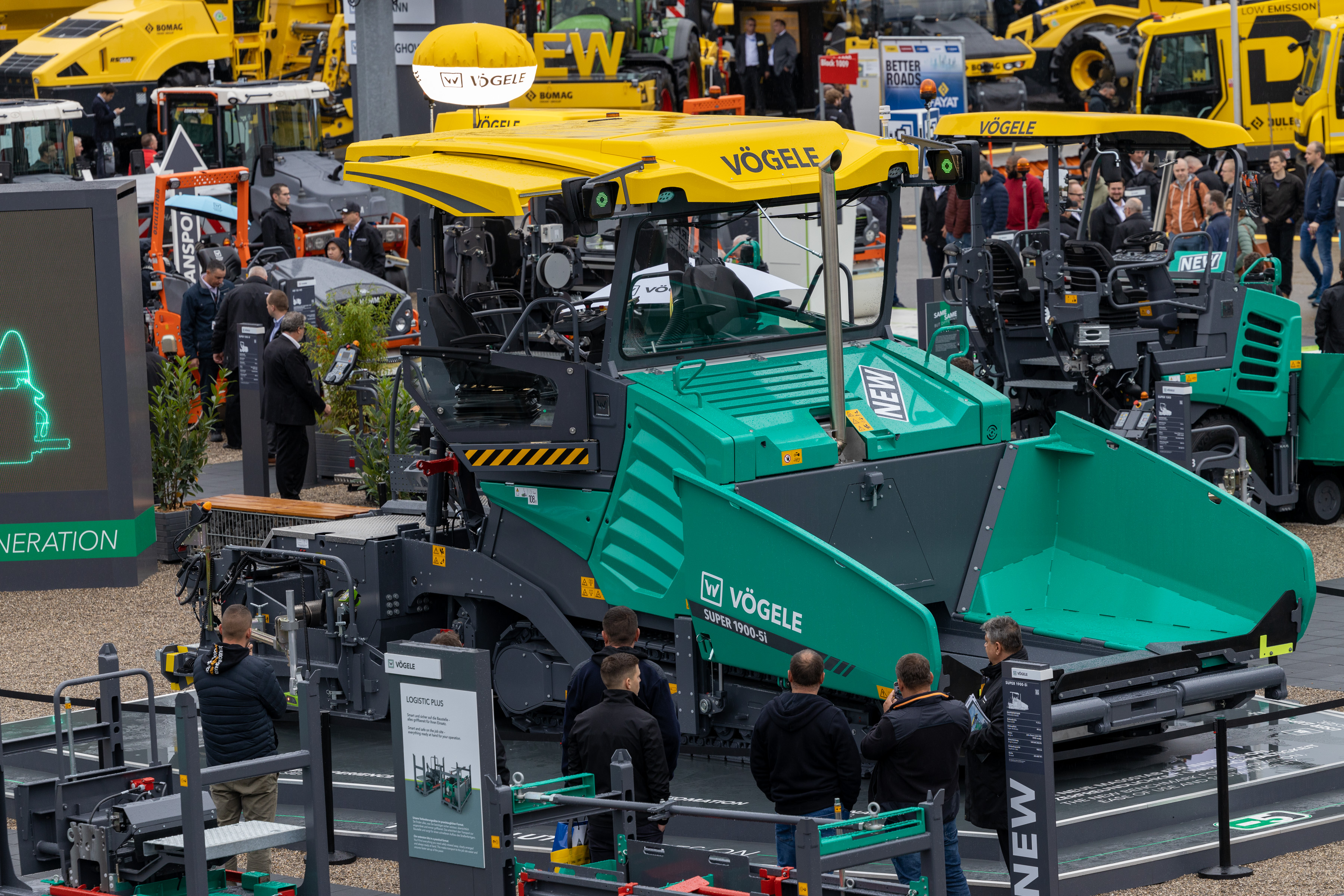 World premiere: With the SUPER 1900-5(i) and SUPER 2100-5(i), Vögele presented the first asphalt road pavers of the new ‘Dash 5’ generation.