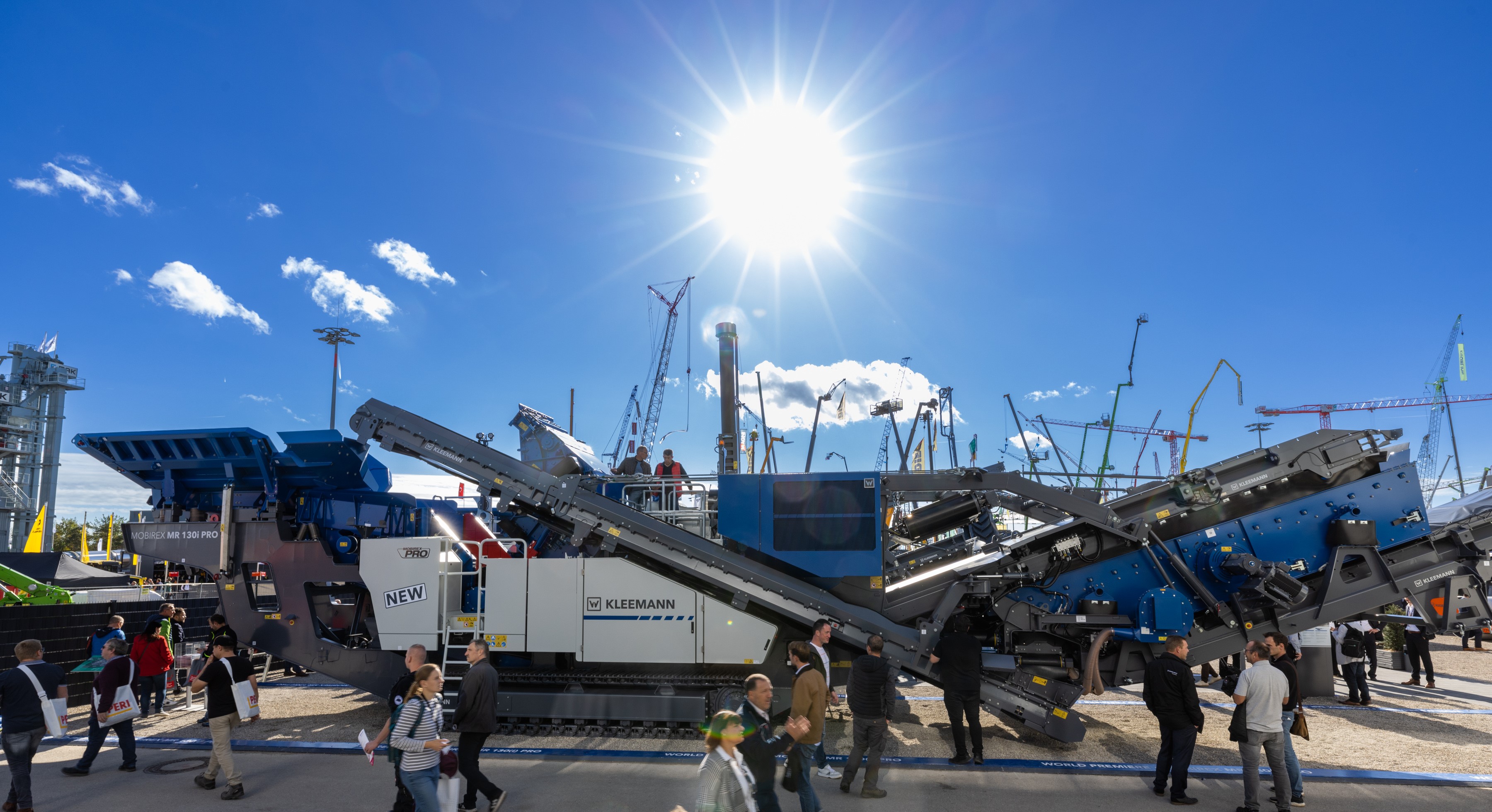 The MOBIREX MR 130(i) PRO impact crusher has a fully electric drive concept. The new unit of the Kleemann PRO Line is used as a primary and secondary crusher in quarry and recycling operations.