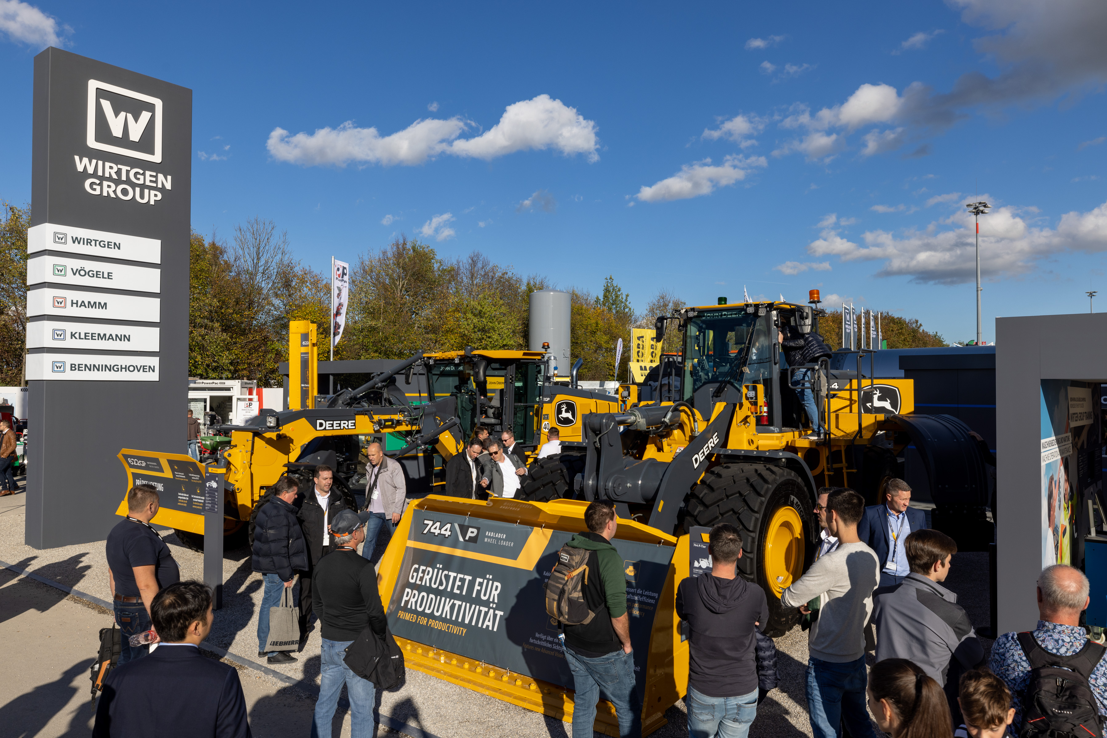 The wheel loader models 744 P-Tier and 824 P-Tier from John Deere are now also available in Germany and Great Britain. They will be offered through the Wirtgen Group sales network.   