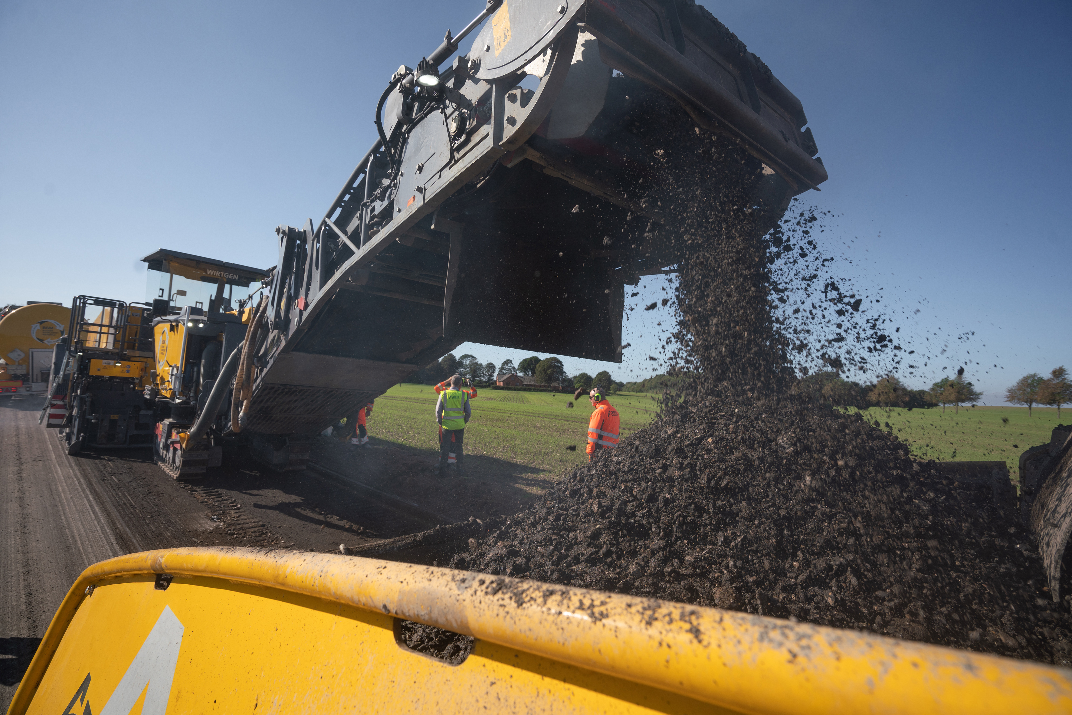 The Wirtgen W 380 CRi processes the pre-milled and prepared material and transfers the homogeneous BSM mix directly into the material hopper of the Vögele paver.