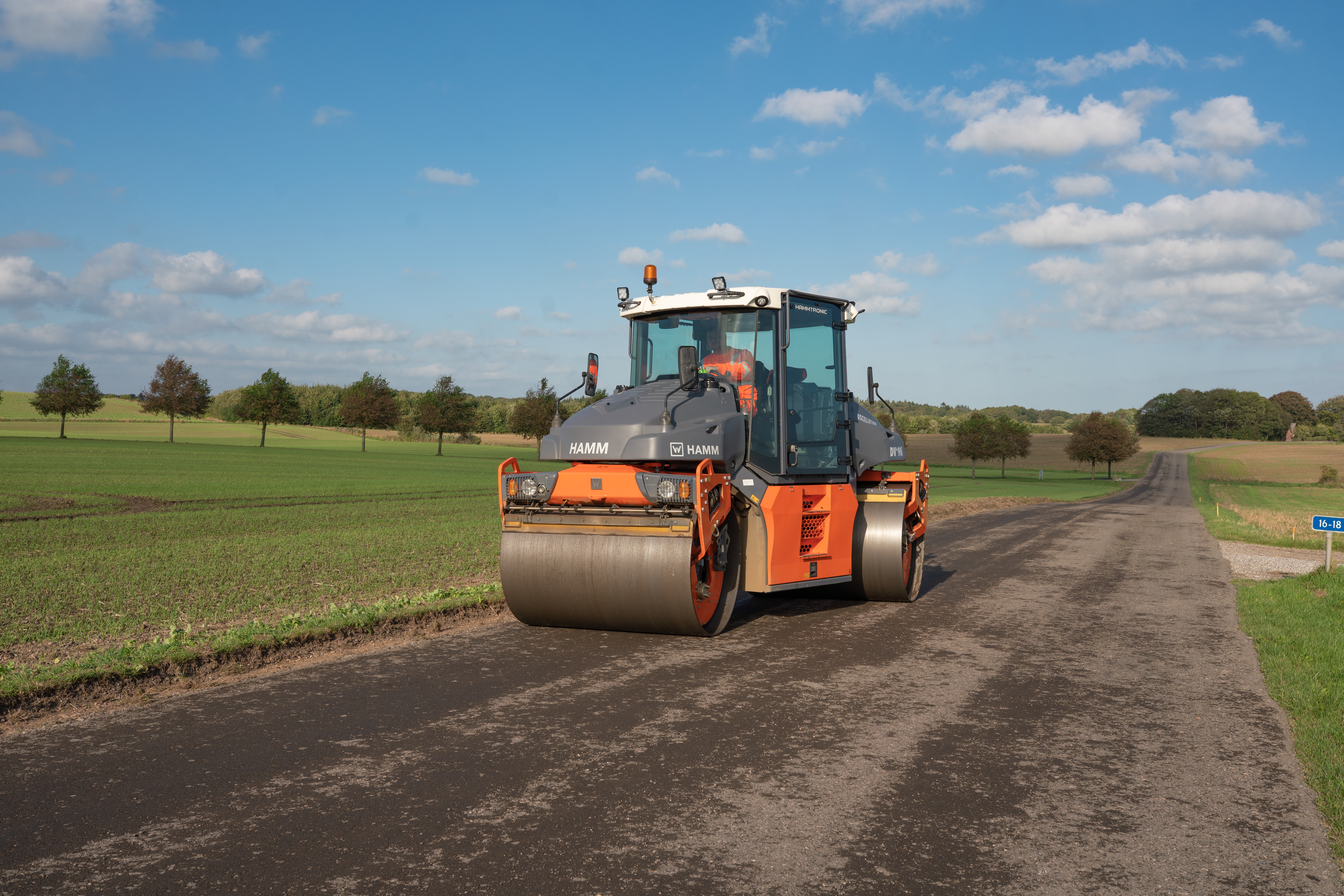 A Hamm DV+90i VV delivers the compaction required to ensure protection of the road surface.