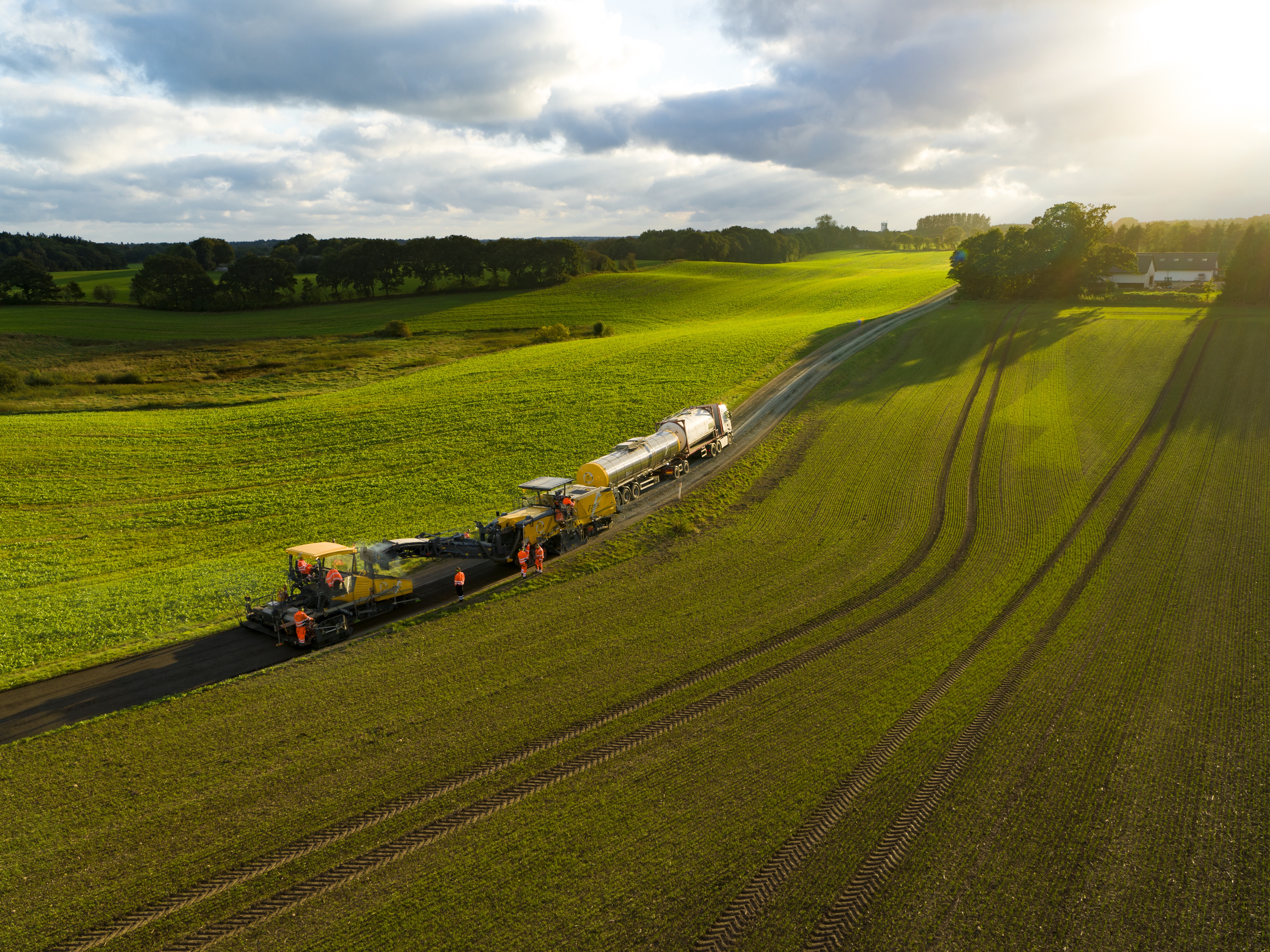 The cold recycling train deployed as a Wirtgen Group production system rehabilitated the Sinding Hedevej near Silkeborg in a single pass. 
