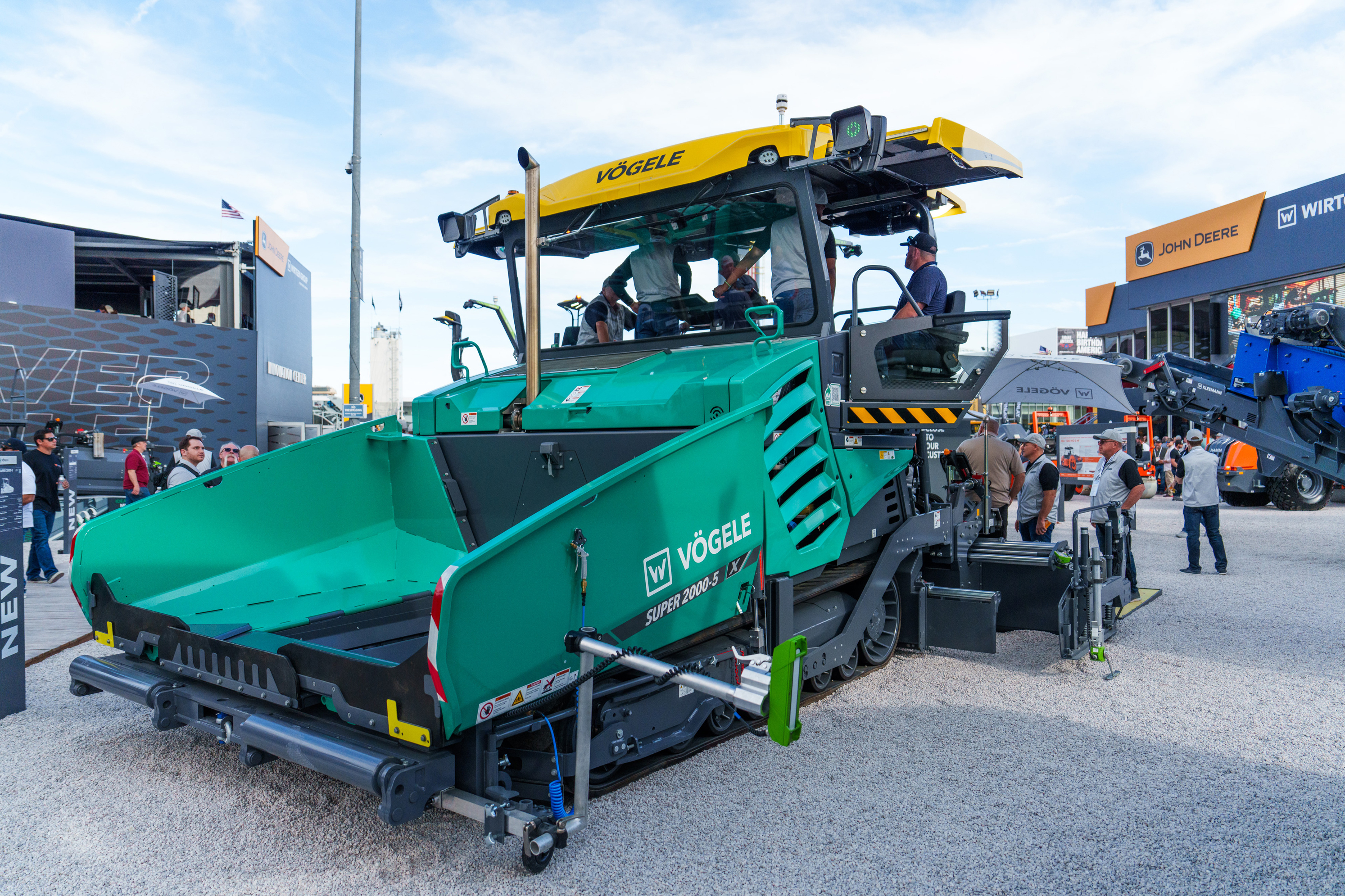 World premières from Vögele: the SUPER 2000-5 X tracked and the SUPER 2003-5 X wheeled road pavers. 