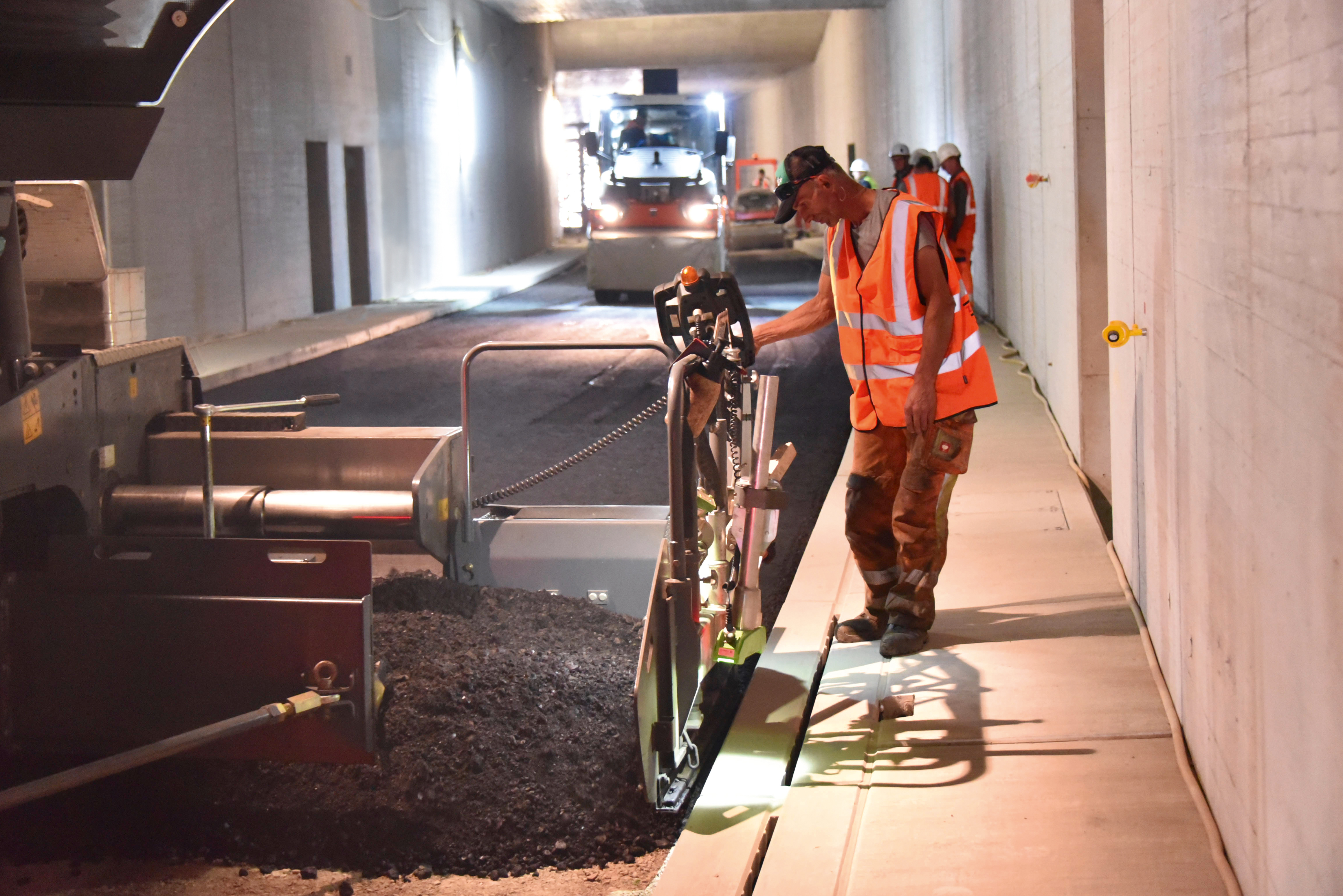 The challenge of low-temperature asphalt: the contractor used Vögele and Hamm machines to build a high-quality, homogeneously compacted carriageway in the Karlsruhe road tunnel.