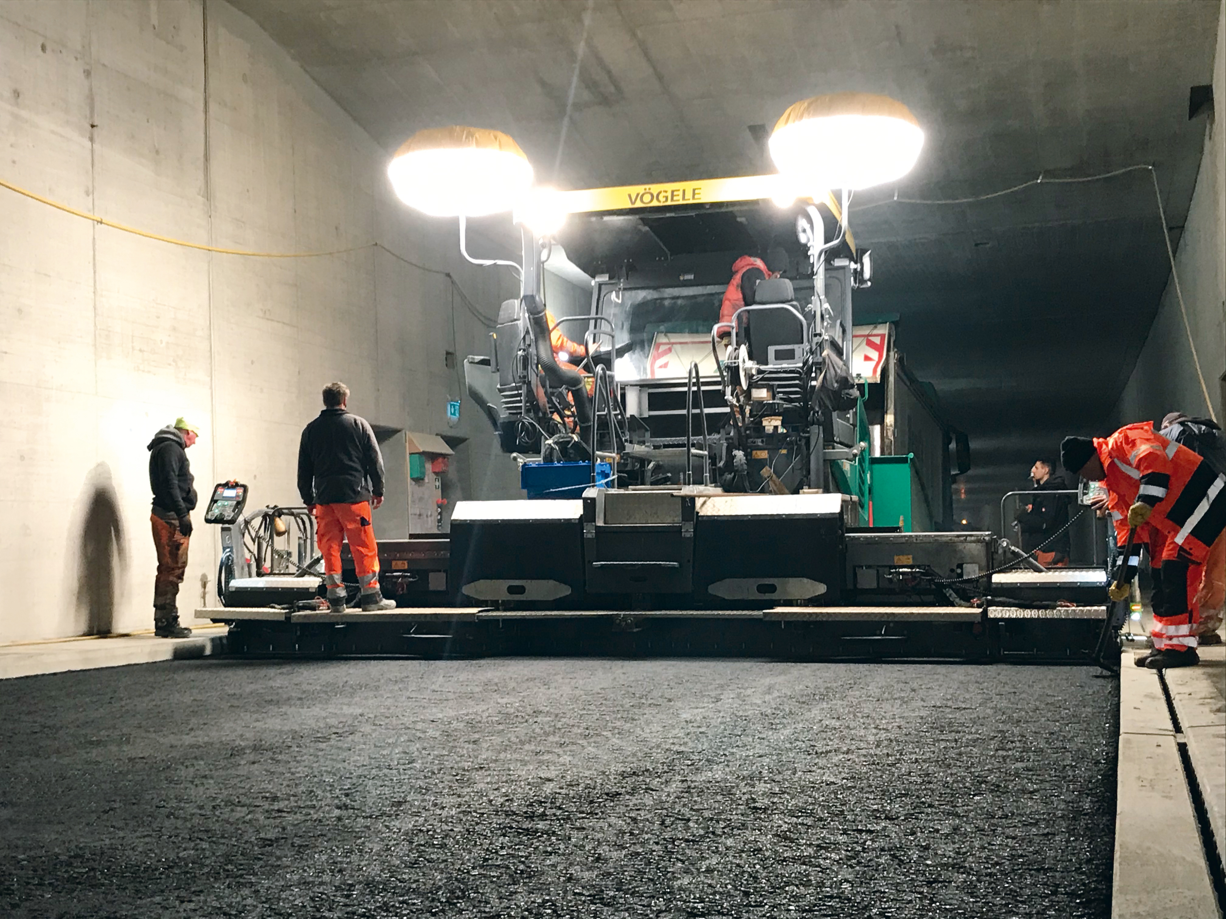 Using the AB 500 and AB 600 Extending Screeds from Vögele, the pavers were able to achieve a high degree of pre-compaction and thus reduce the number of roller passes required. <br> Image source: WIRTGEN GROUP