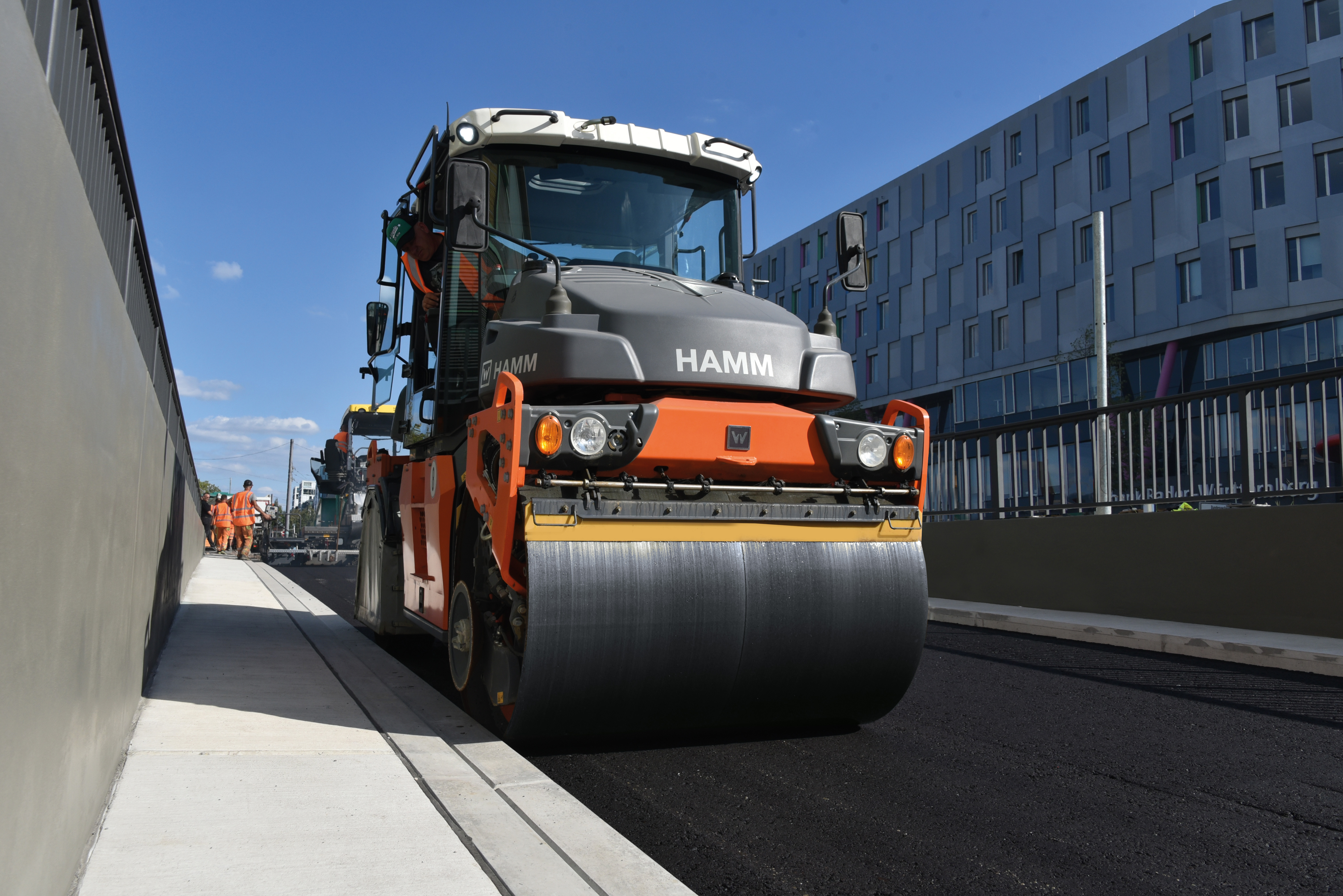 The combined base and binder course in the tunnel was completed by the DV+ 90i VT-S Combination Roller with thermal aprons, among others. <br> Image source: WIRTGEN GROUP