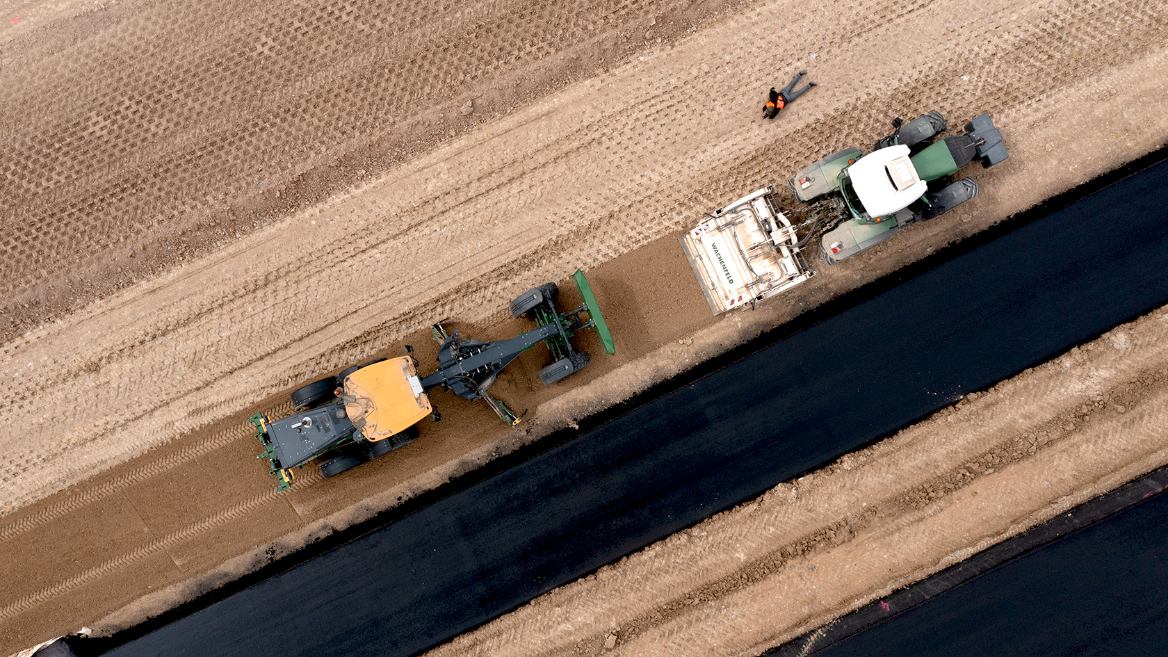 A Wirtgen Group machine train on a landfill construction pro-ject in the Kassel District of Germany <br> Image source: WIRTGEN GROUP