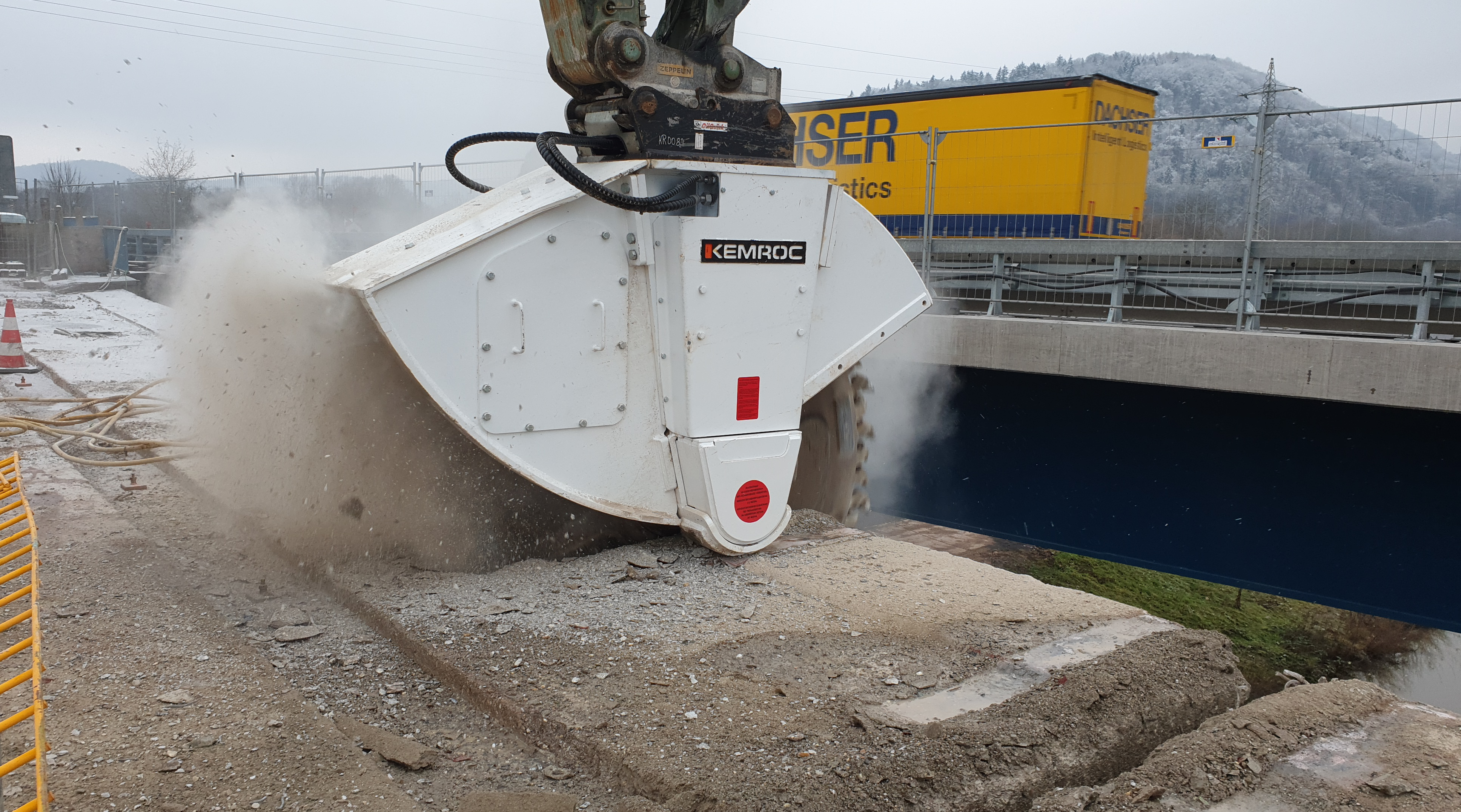 The cutter wheel is used to cut through one of the cantilever arms on the old bridge. Behind, traffic flows over the river Saar on the new bridge.Photo: KEMROC