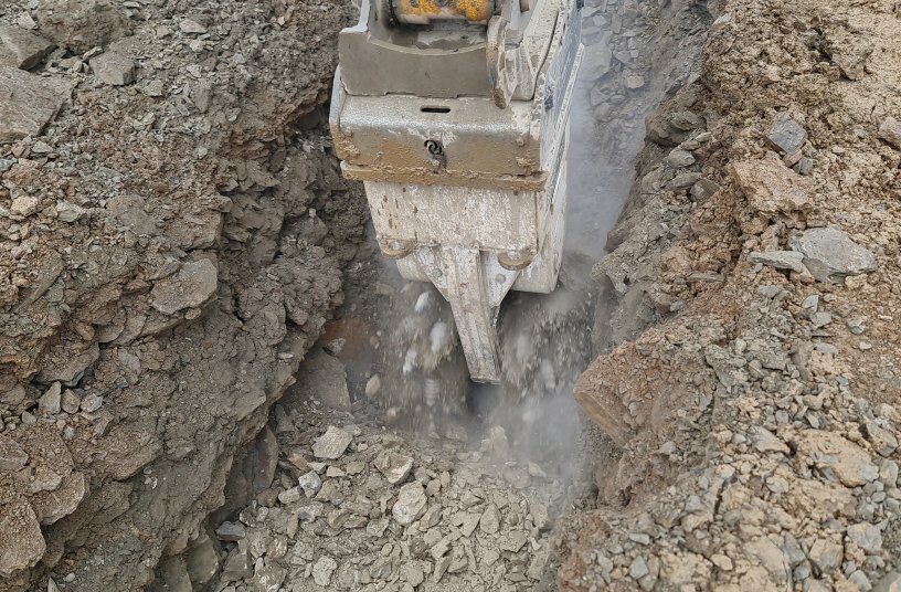 Excavation was quicker with the drum cutter compared to a hammer. The fine-grained milled material can easily be used for backfill.