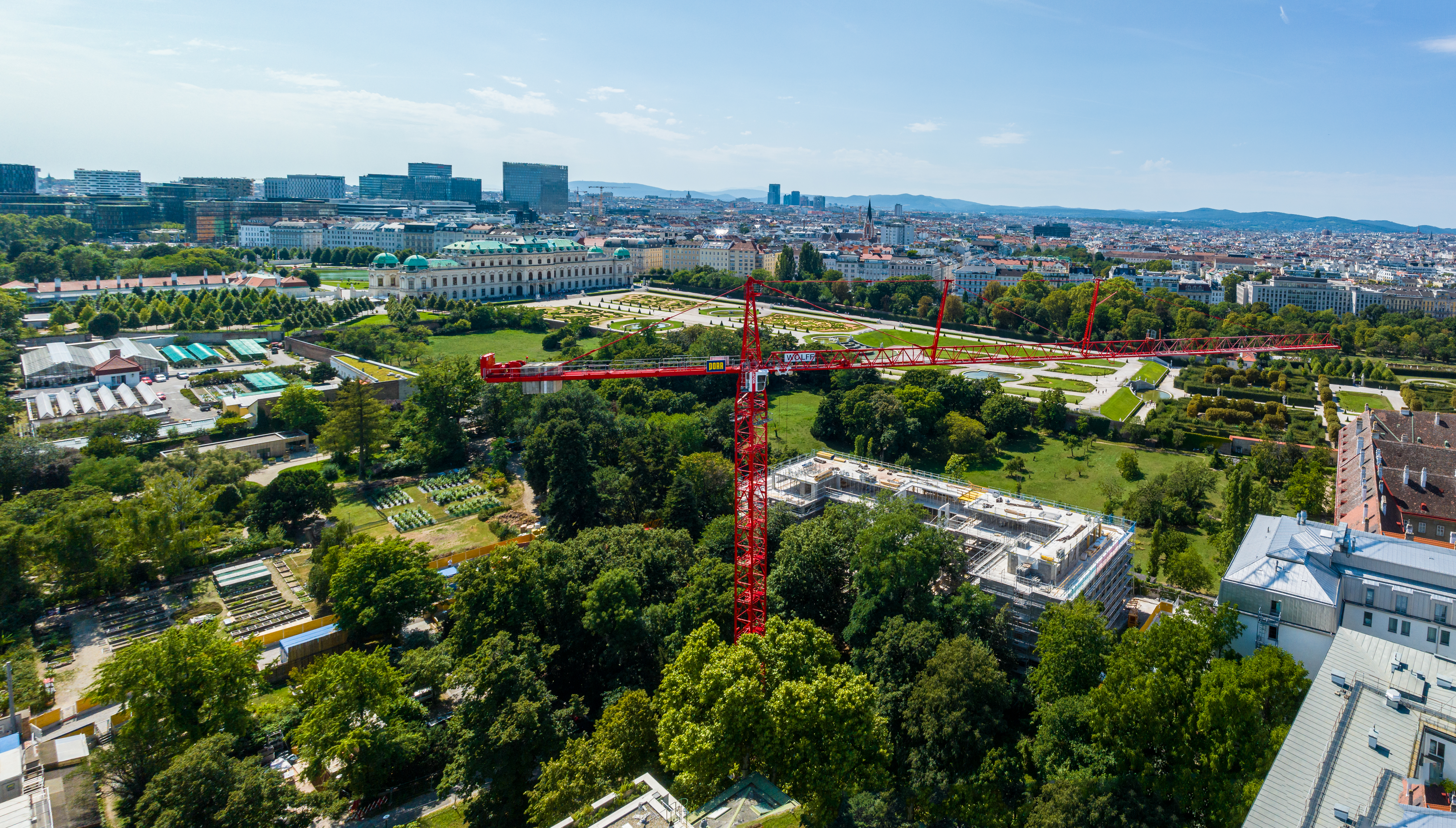 Working in the greenery with a view of the Belvedere Palace: Owing to good planning, the WOLFF 8060.25 Cross was positioned between the listed trees of the botanical garden of the University of Vienna.