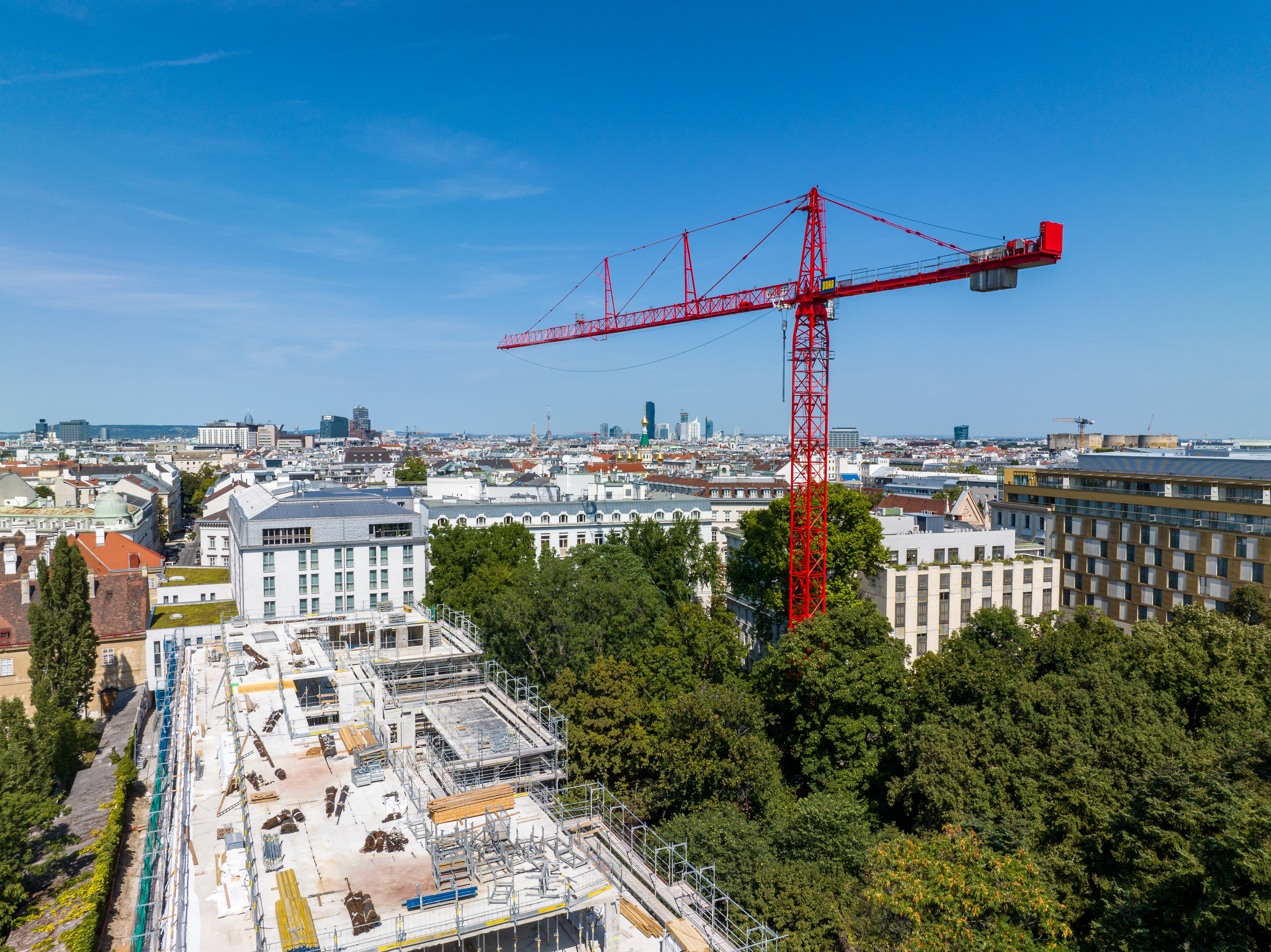 With a 7.0-ton tip load capacity and an 80-meter jib, the WOLFF 8060.25 Cross is currently Austria's most powerful construction crane.