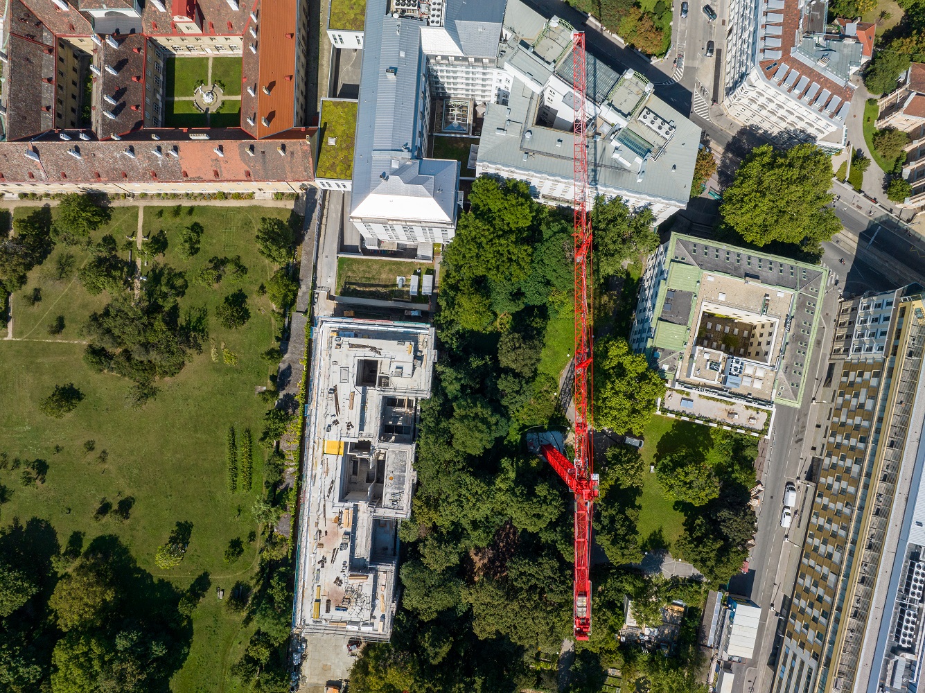 A WOLFF crane in the botanical garden – Restructuring the Eu- ropean Patent Office in Vienna using Austria’s most powerful crane