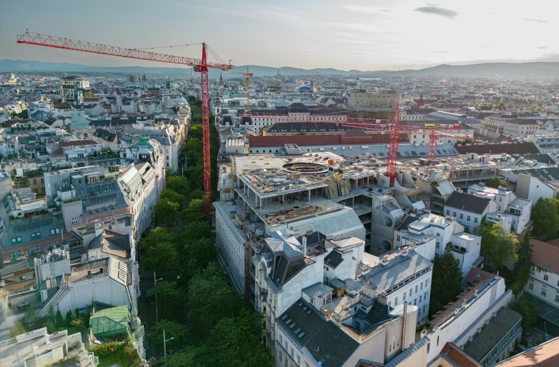 In an inner-city setting, finding space for a mobile crane is often chal- lenging. The WOLFF cranes on the 