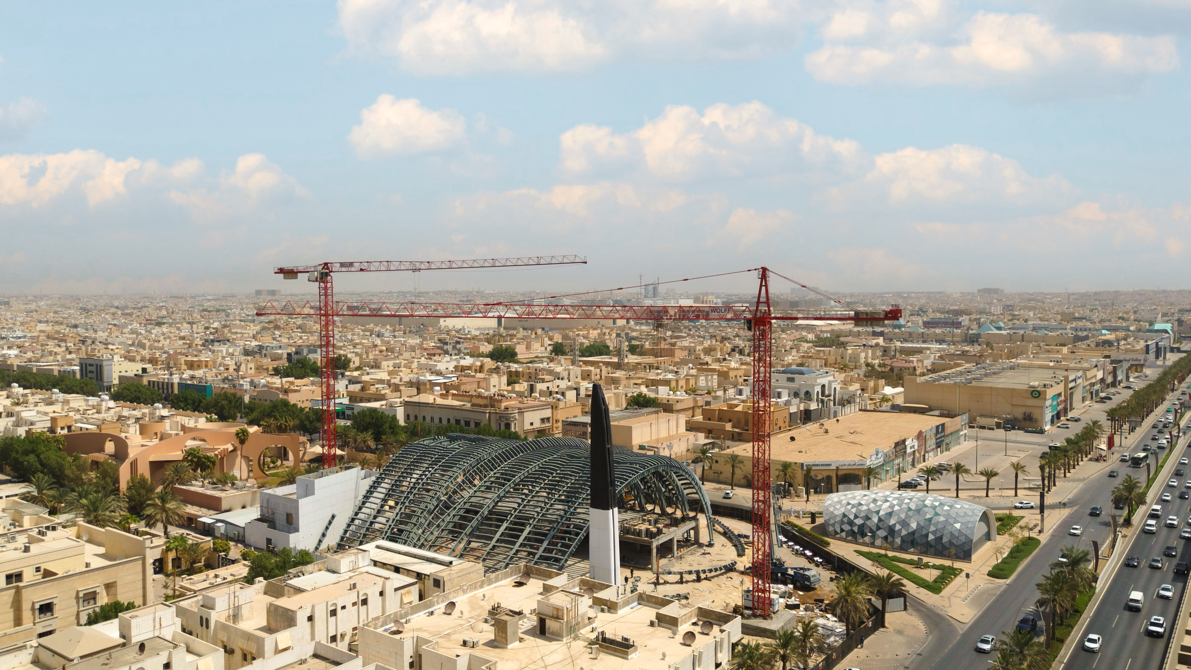 WOLFF Cranes Build Sheikh Saleh Al-Rajhi Mosque in Riyadh | LECTURA Press