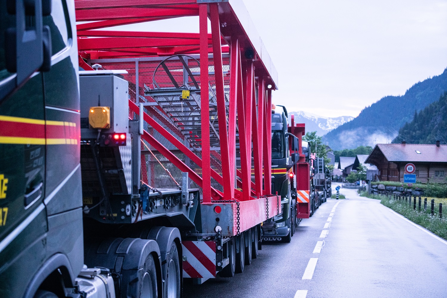Logistical challenge:  Crane components  were delivered justin-time for the  erection in June by  some 70 trucks via  the Grimsel Pass,  the only access road  to the site.