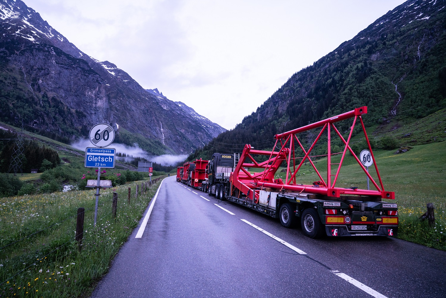 Logistical challenge:  Crane components  were delivered justin-time for the  erection in June by  some 70 trucks via  the Grimsel Pass,  the only access road  to the site.