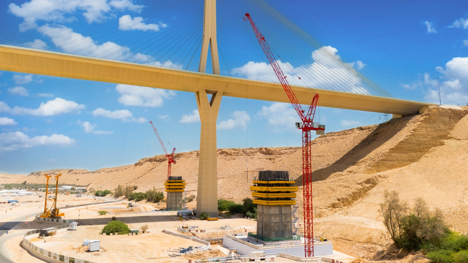 Three WOLFF 180 B luffing jib cranes handle all lifting operations
during the construction of the bridge pylons, which reach heights
of up to around 170 meters. The crane operations must be closely
coordinated with the climbing sequence of the formwork and
working platforms.