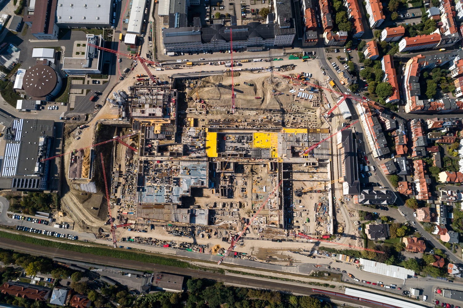 It’s all about planning: Even before the first block could be lifted onto another, one of the most complex challenges had to be solved: the founding and locations of the eight WOLFF cranes.