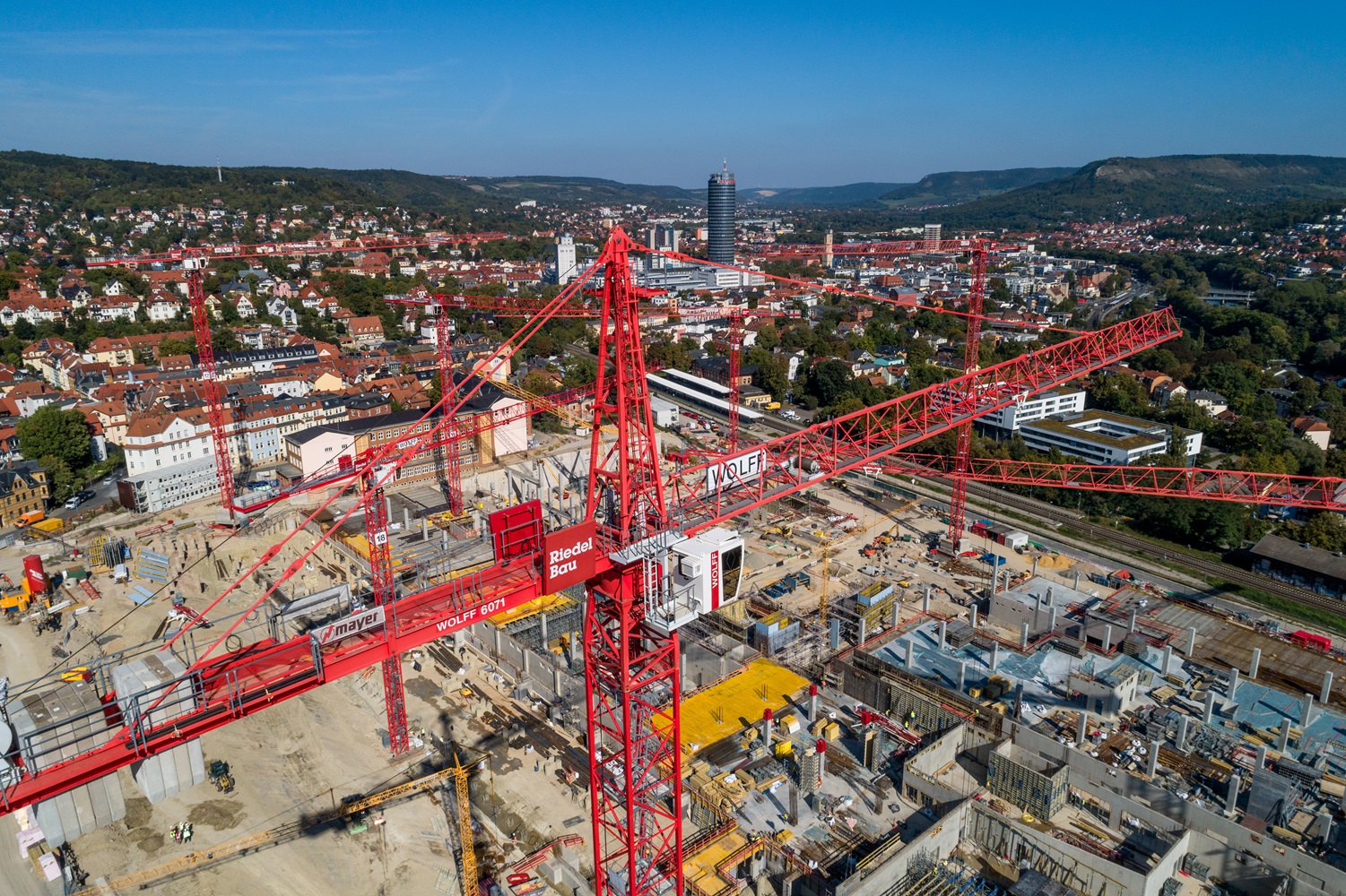 The WOLFF 6071.20 Cross is the powerhouse of the WOLFF pack on the Zeiss construction site. Its job is to lift prefabricated parts weighing up to 22 tons.