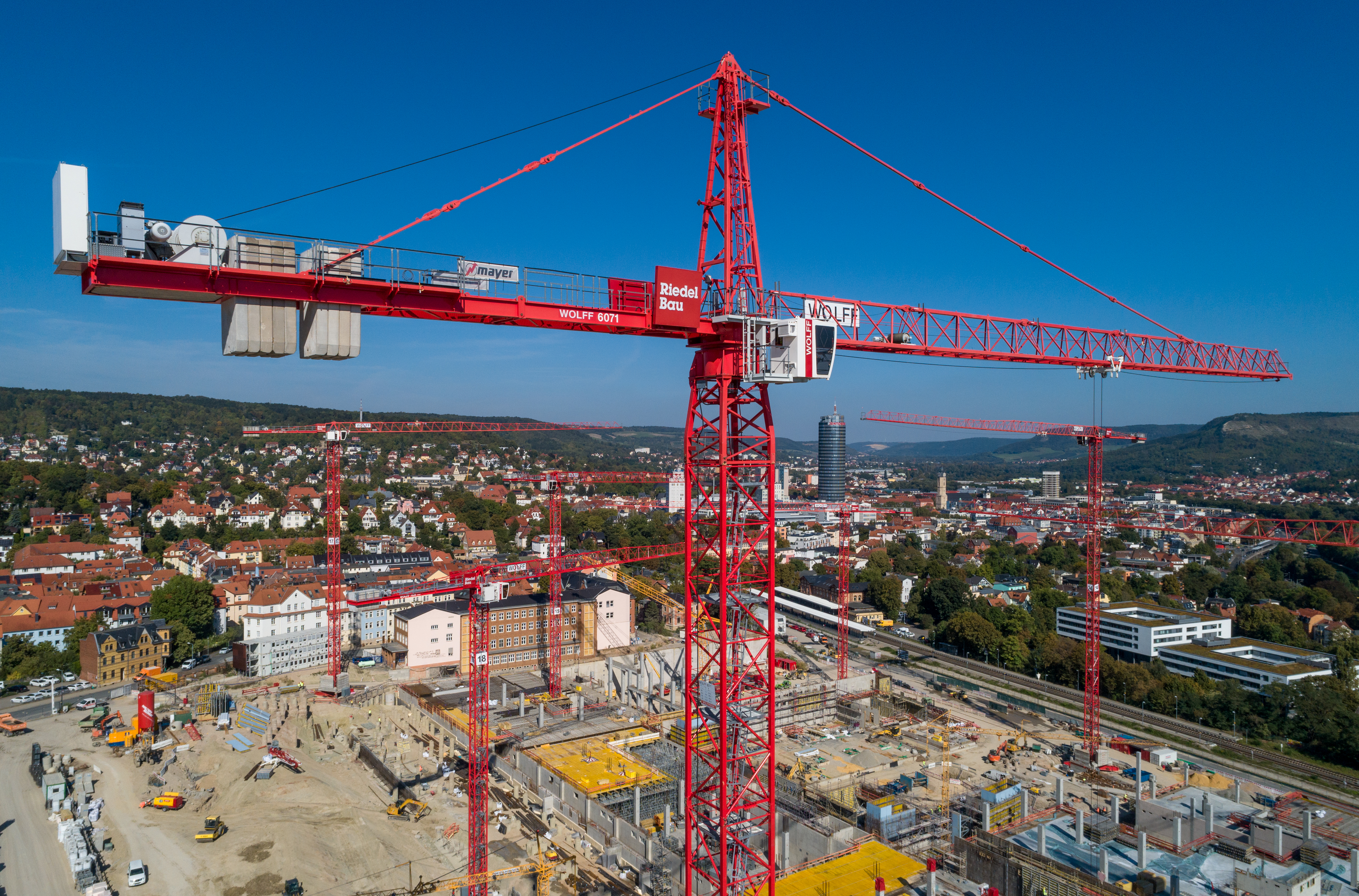 The WOLFF 6071.20 Cross is the powerhouse of the WOLFF pack on the Zeiss construction site. Its job is to lift prefabricated parts weighing up to 22 tons.