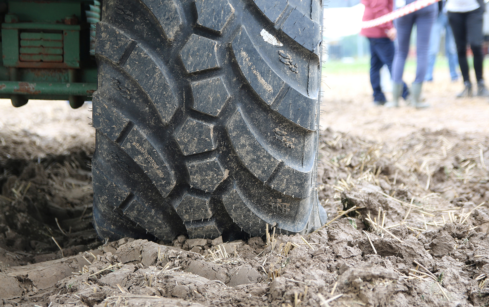 Soil protection with Yokohama Off-Highway Tires (YOHT) Very High Flexion (VF) technology <br> Image source: Yokohama Off-Highway Tires