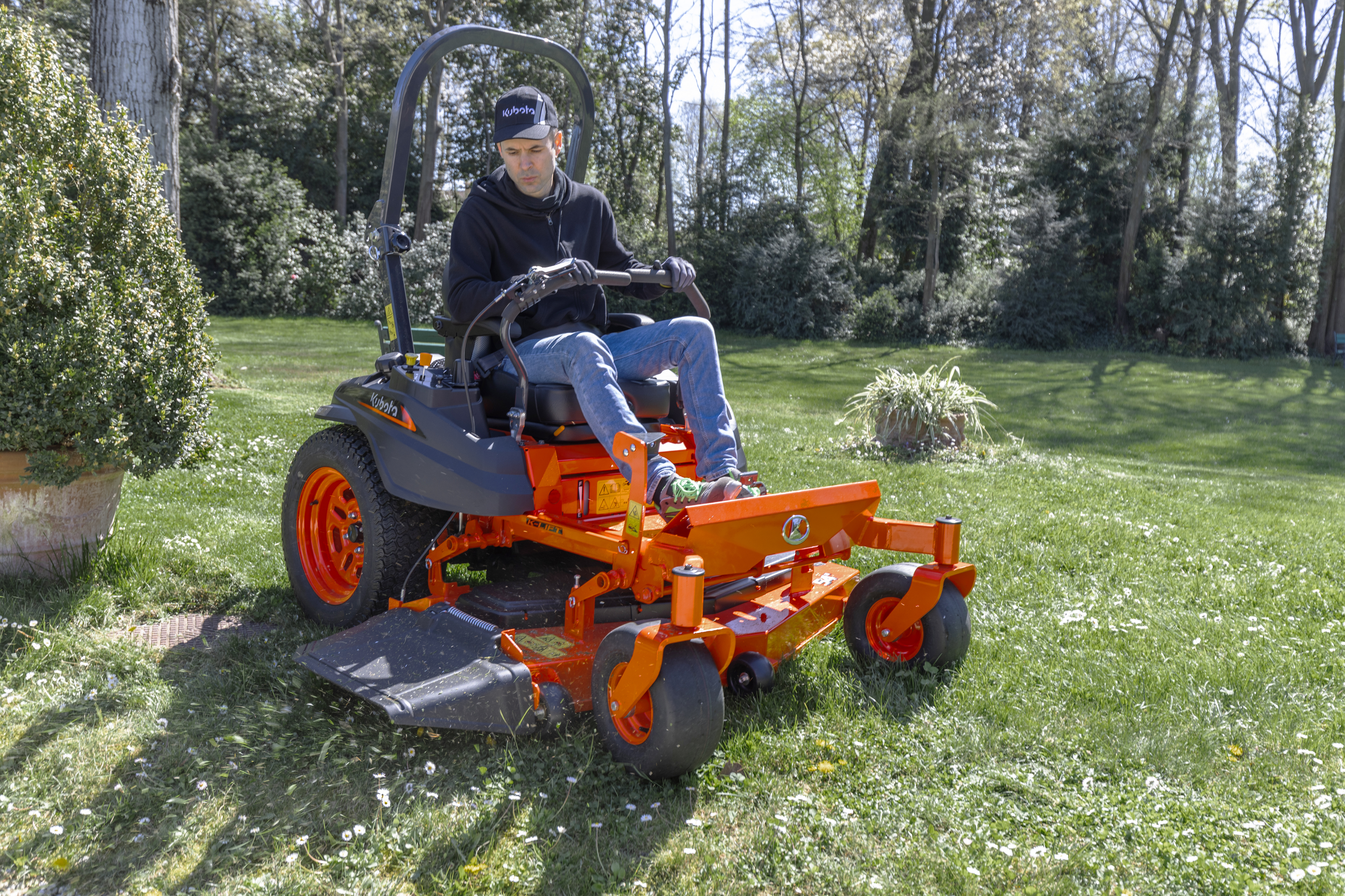The new Z4-541 is the latest addition to the range of petrol zero turn mowers.