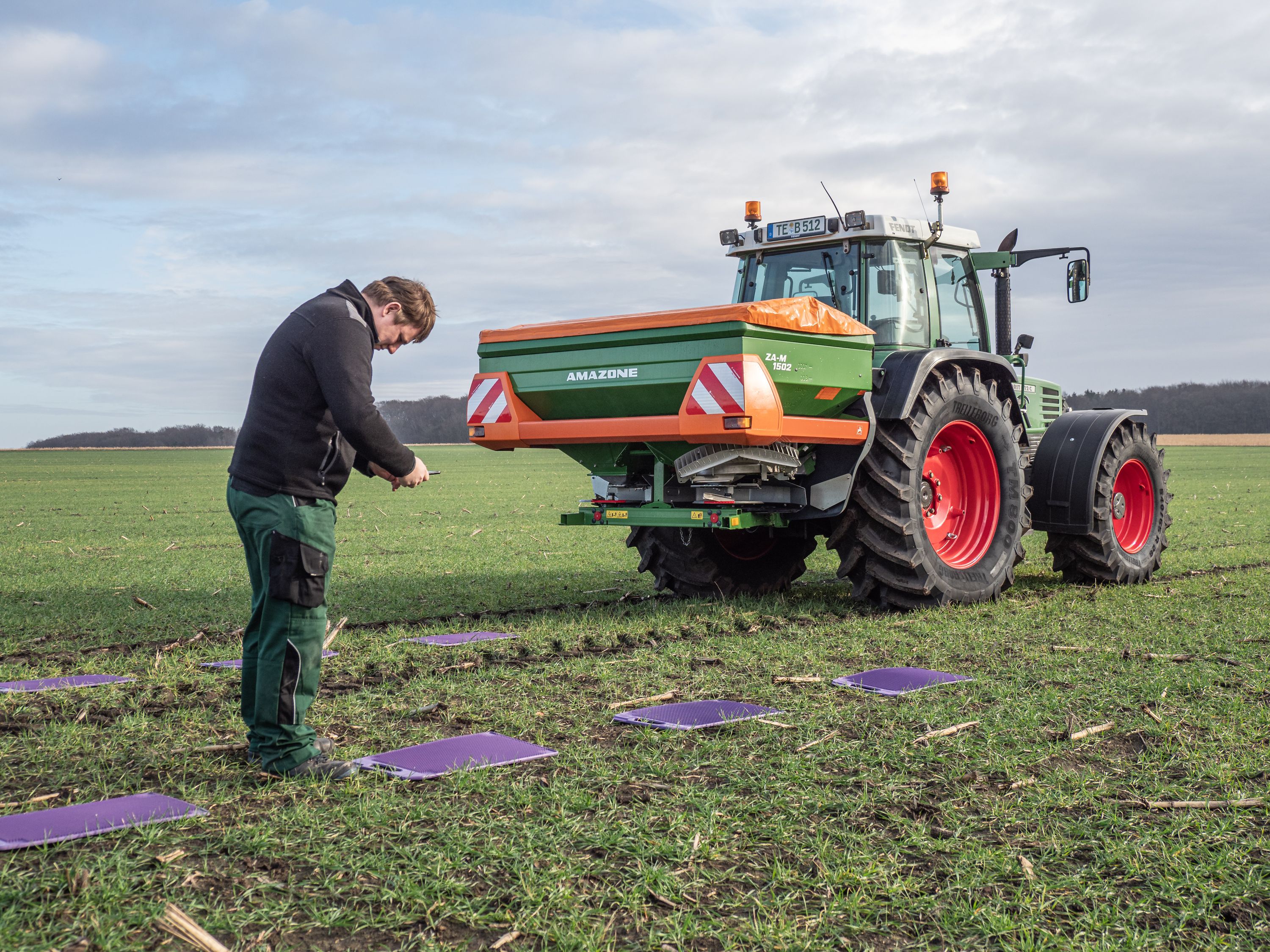 EasyCheck digital, mobile test kit for easy optimisation of the lateral distribution. <br> Image source: AMAZONEN-WERKE H. DREYER SE & Co. KG