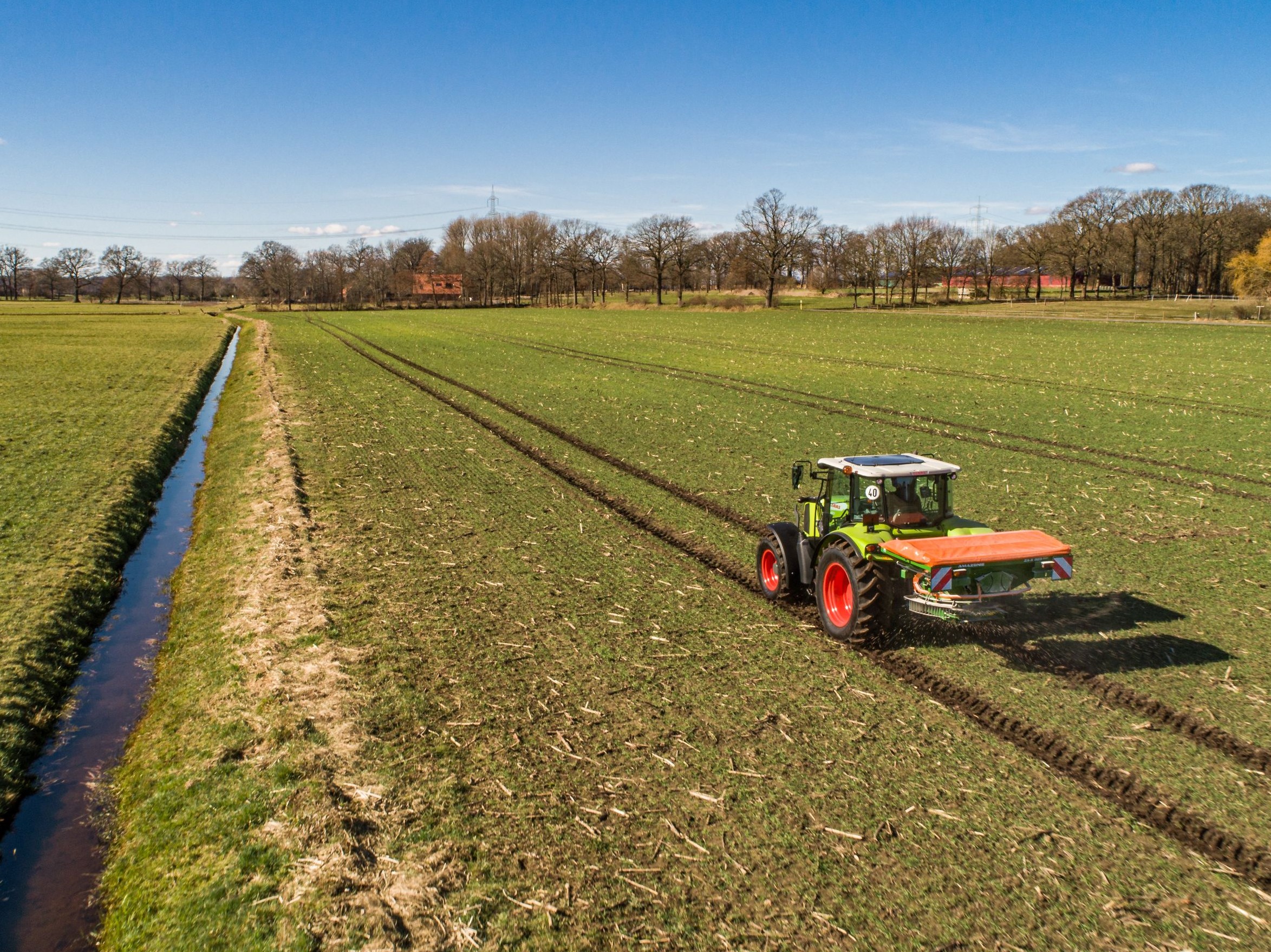The operator can also adjust the application rate when carrying out border and water course spreading and when spreading in wedge shaped fields without stopping or leaving the tractor cab. <br> Image source: AMAZONEN-WERKE H. DREYER SE & Co. KG