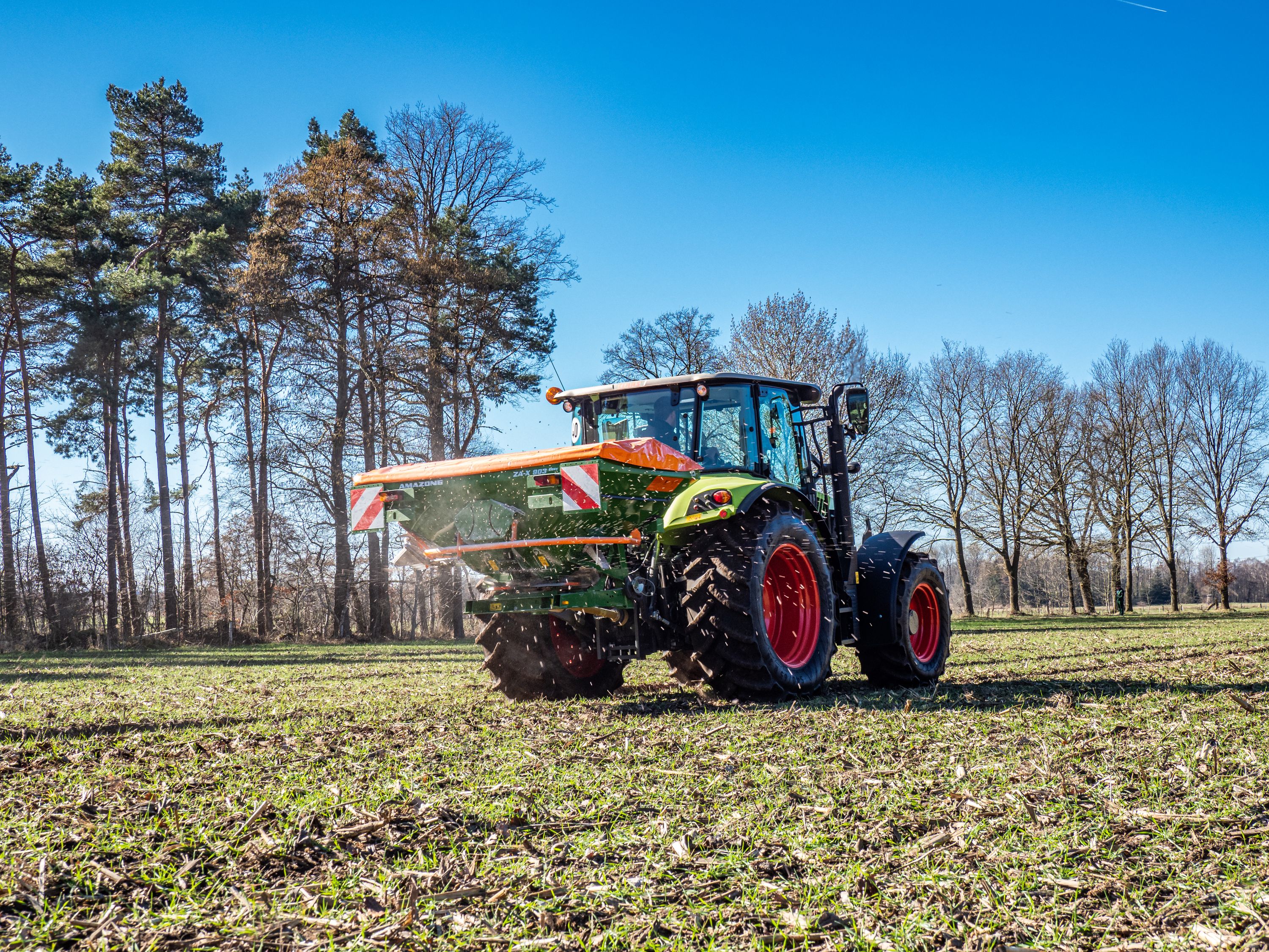 The EasySet 2 in-cab terminal with automatic spread rate regulation at varying forward speeds is being offered on the ZA-X range for the first time. <br> Image source: AMAZONEN-WERKE H. DREYER SE & Co. KG