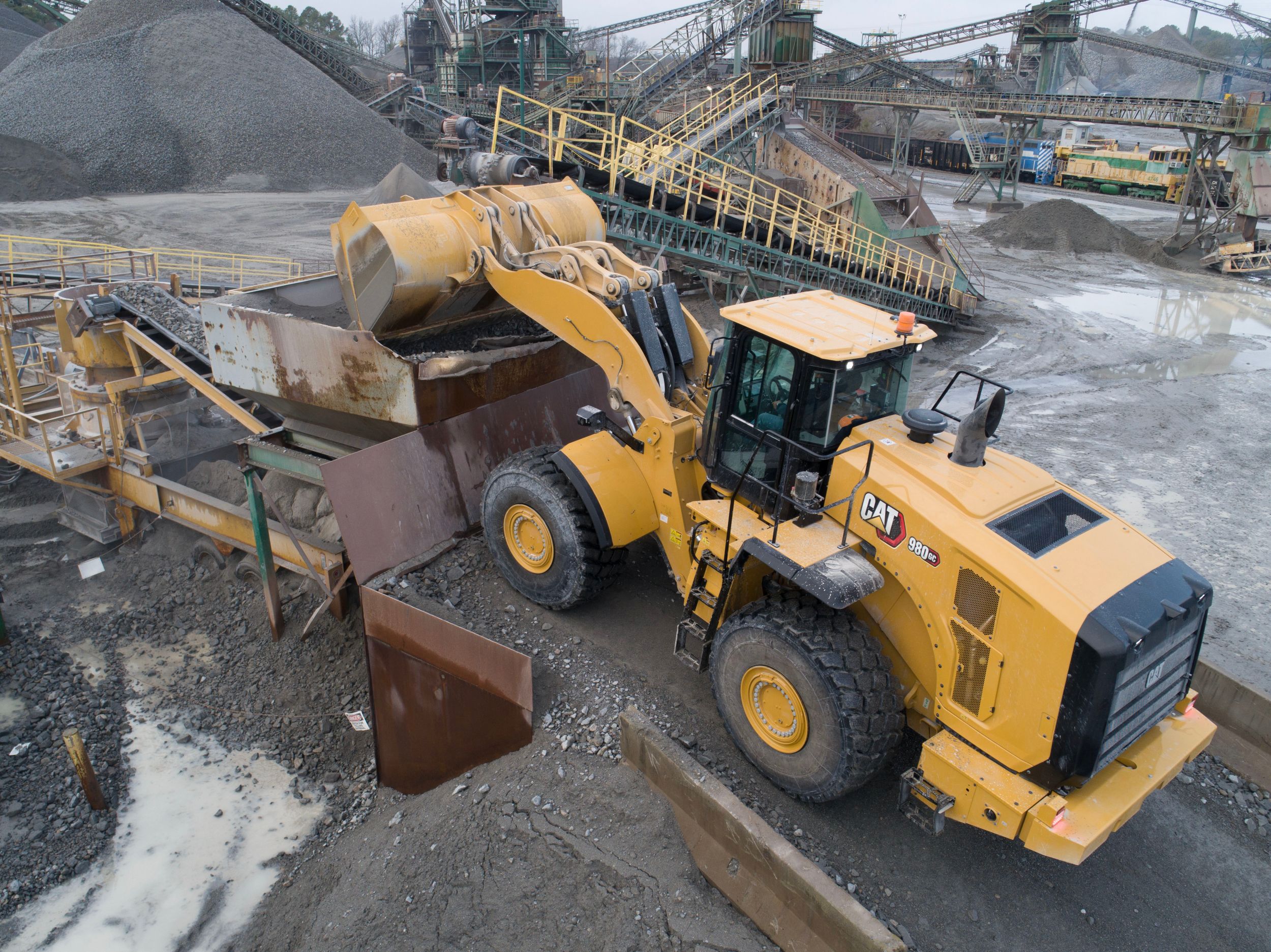 The new Cat 980 GC wheel loader is based on a long tradition of highly reliable wheel loaders with proven components and integrated Cat machine systems.